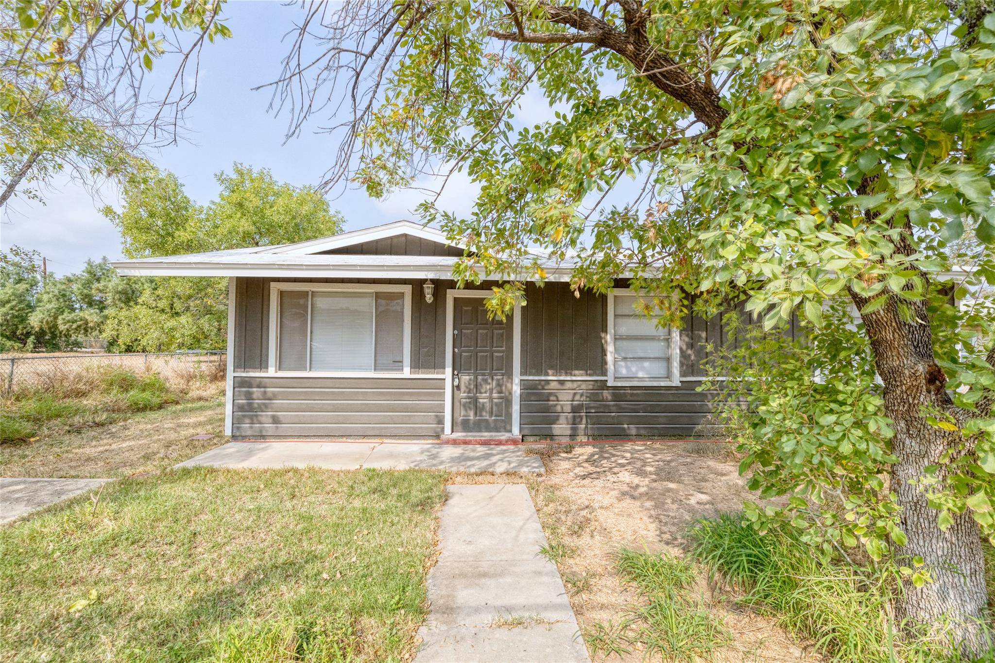 315 E Bexar ST, Crystal City, TX 78839