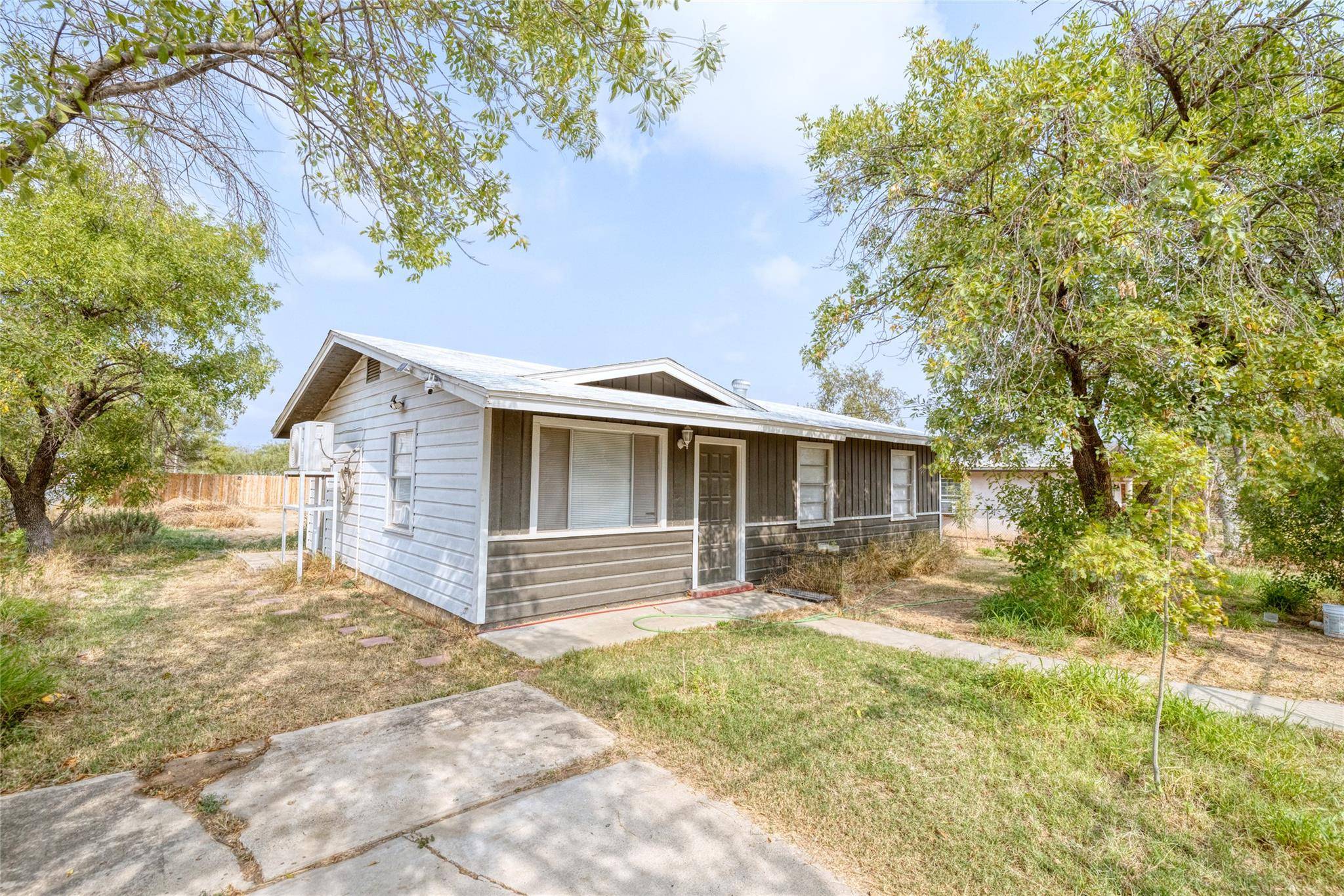 315 E Bexar ST, Crystal City, TX 78839