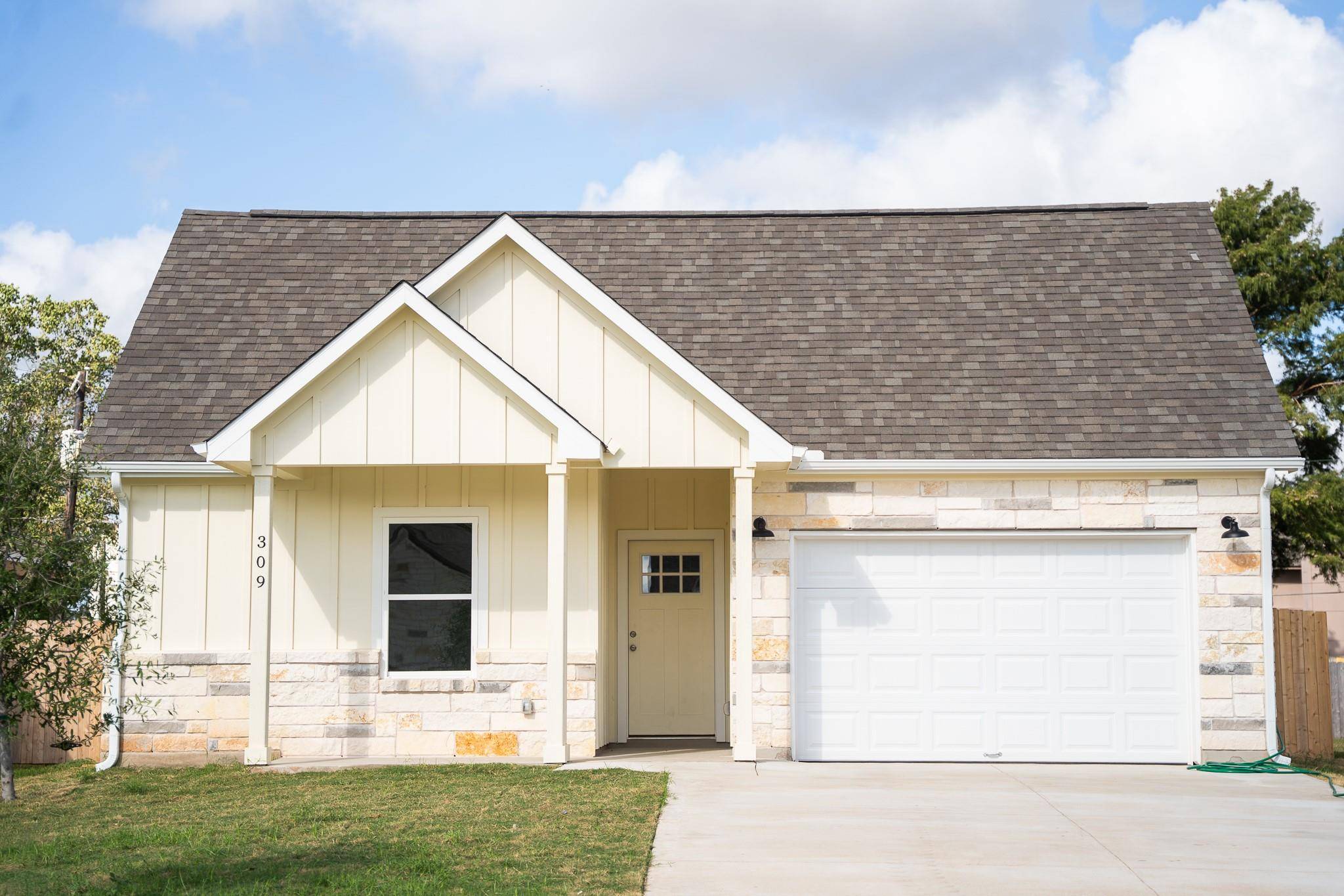 309 String Prairie WAY, Smithville, TX 78957
