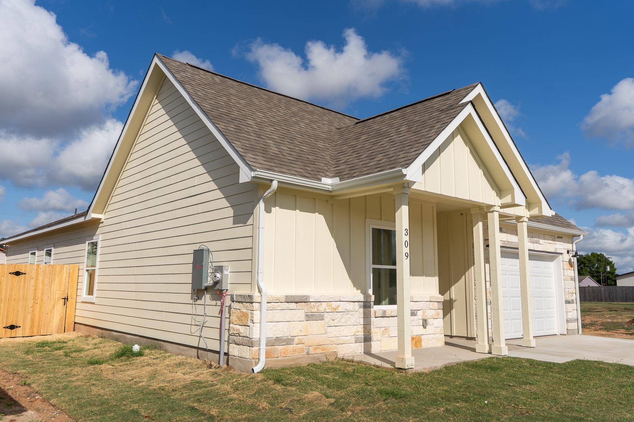 309 String Prairie WAY, Smithville, TX 78957