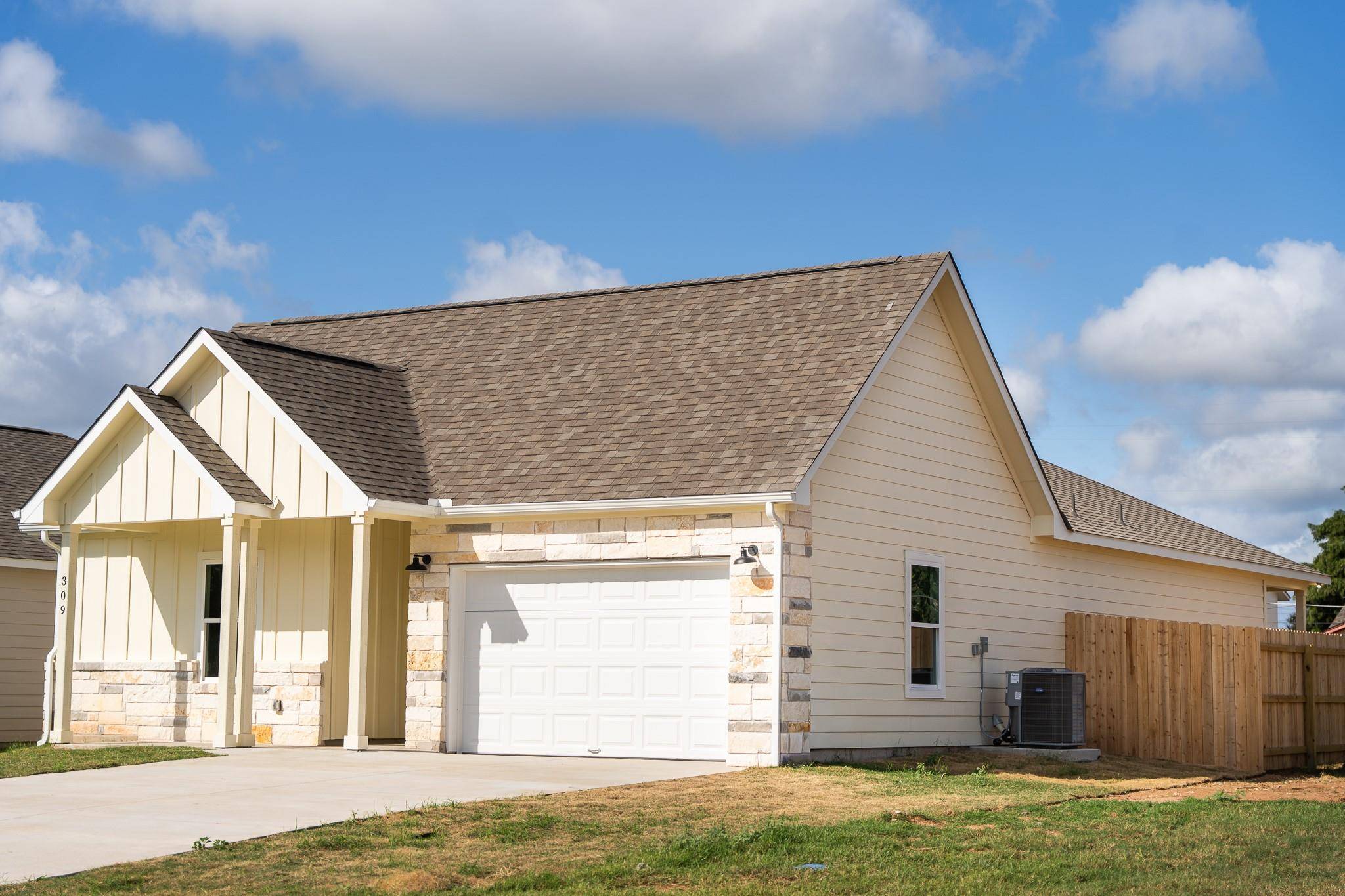 309 String Prairie WAY, Smithville, TX 78957