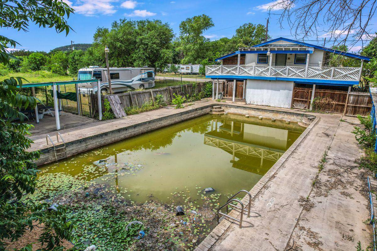 201 Oak DR, Canyon Lake, TX 78132