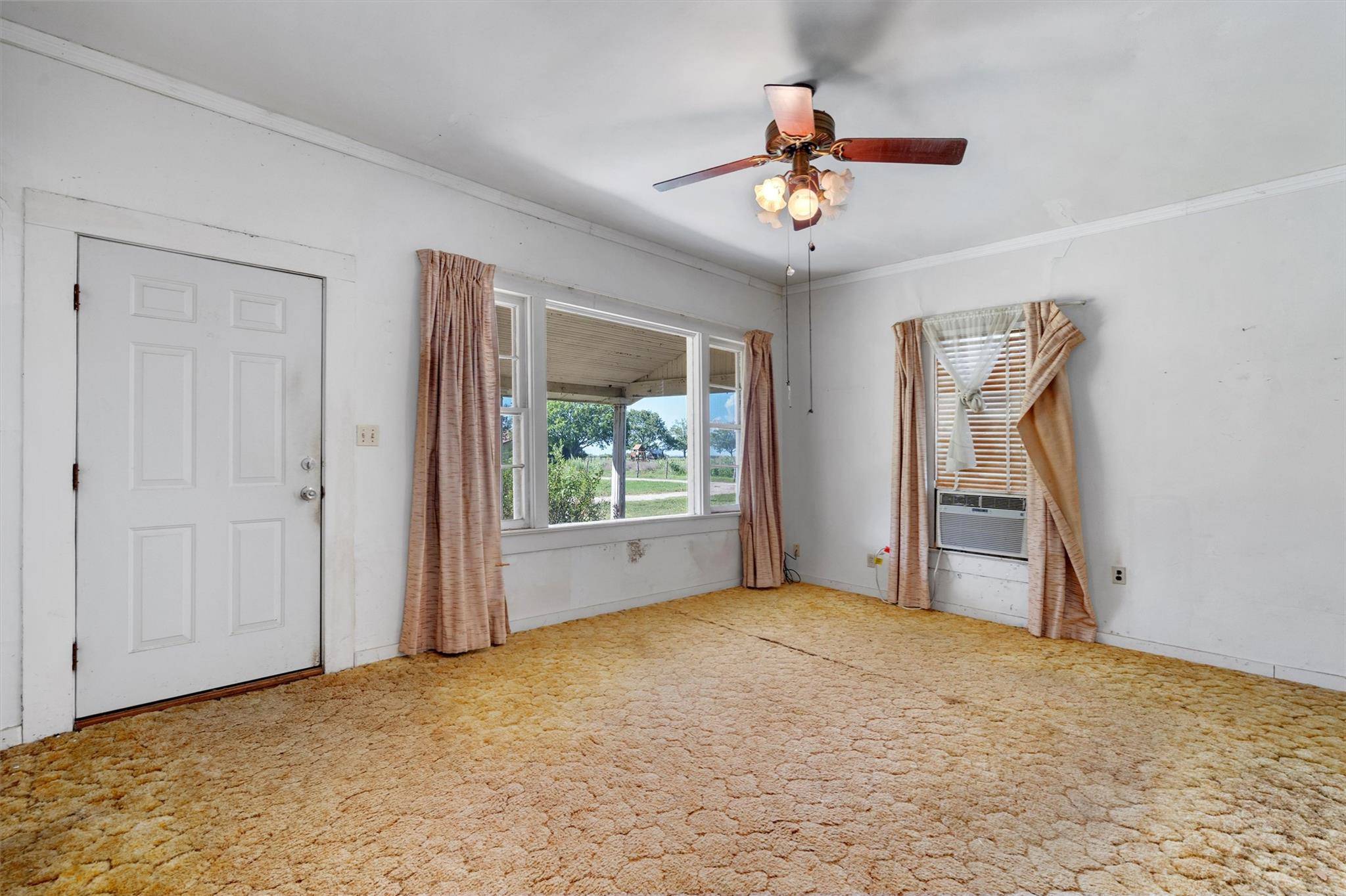 1104 E Umlang ST, Thorndale, TX 76577