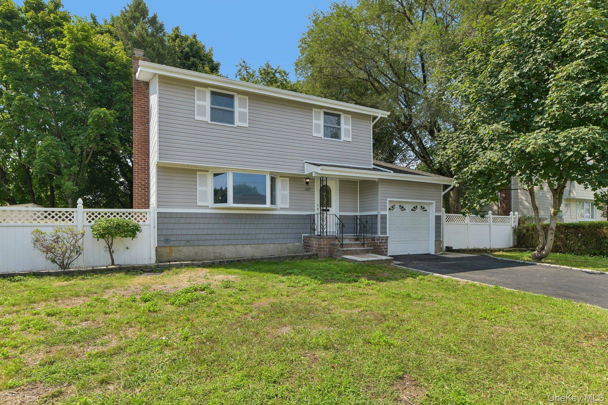 322 Barleau, Brentwood, NY 11717