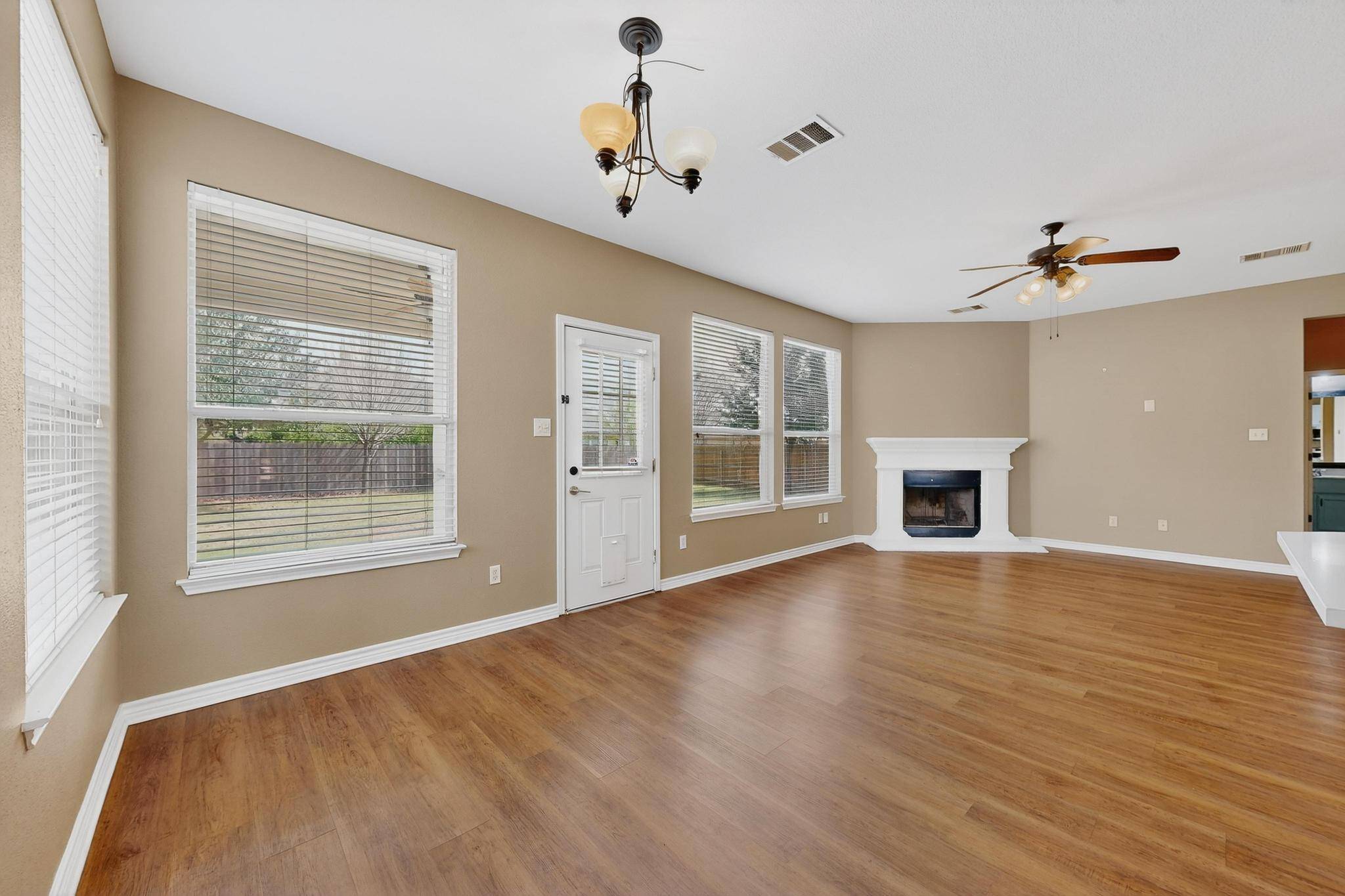 322 Lone Star BLVD, Hutto, TX 78634