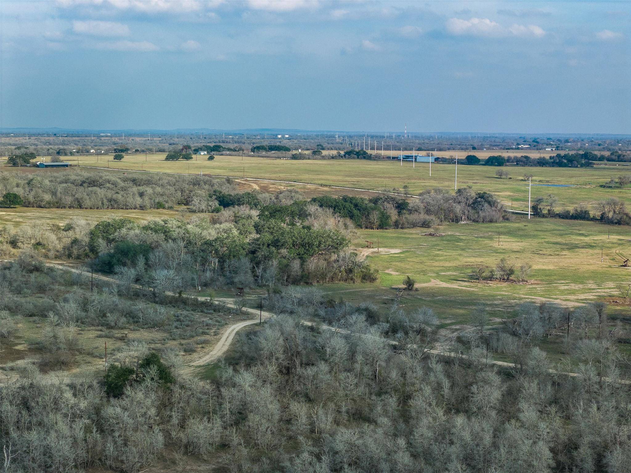 1144 Treetop LN, Luling, TX 78648