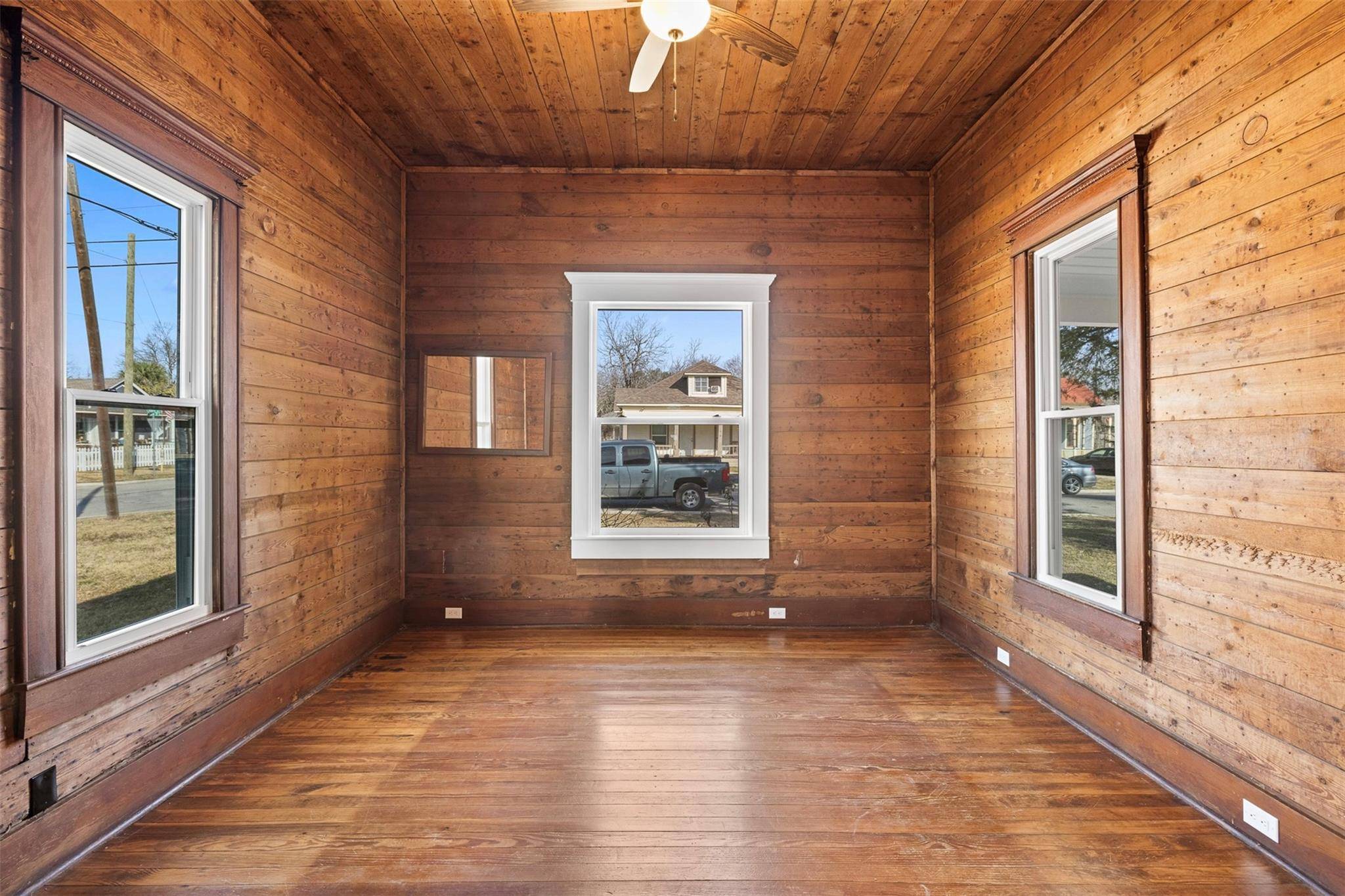 1019 W 4th ST, Taylor, TX 76574