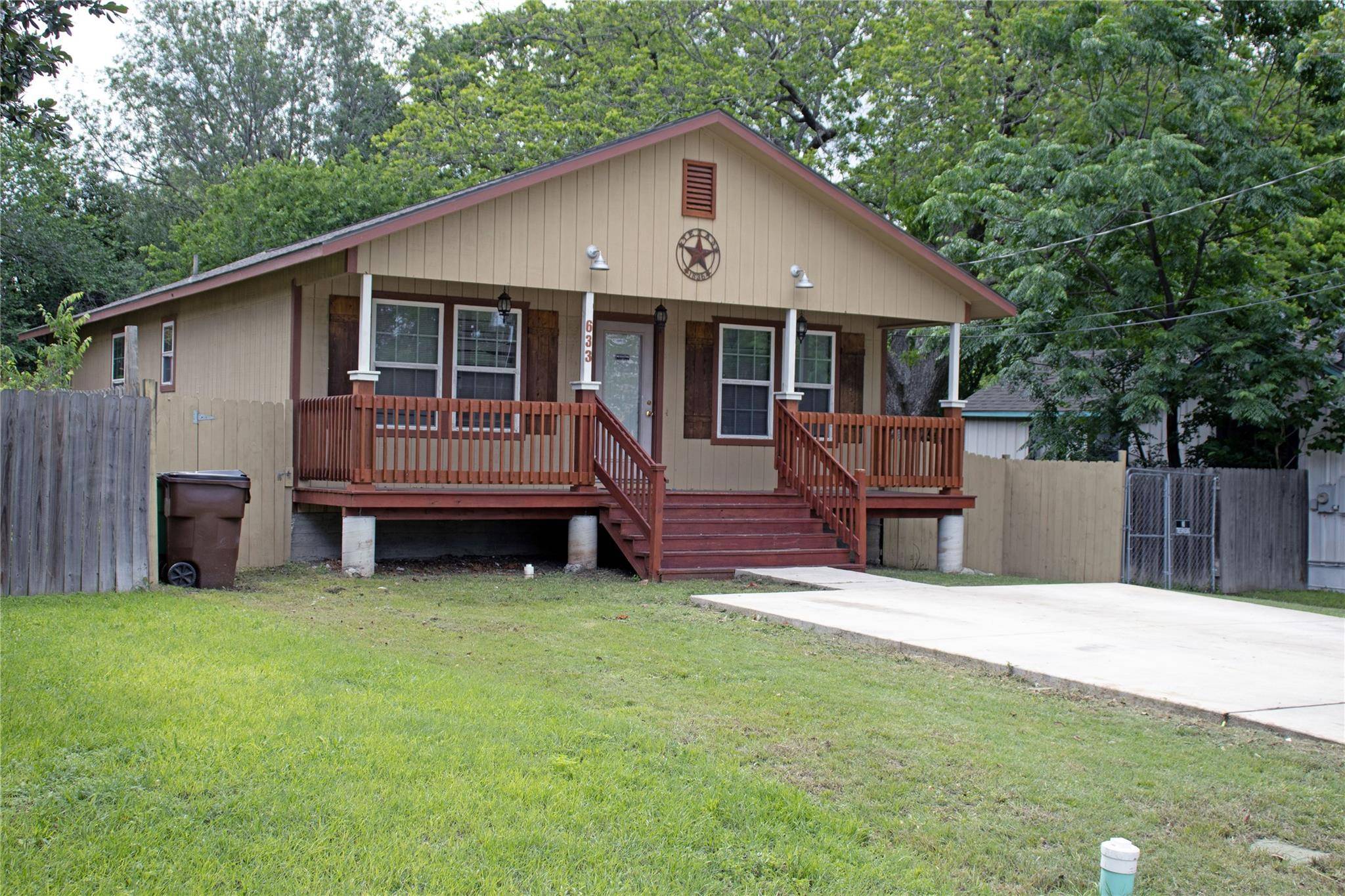 633 S Commerce ST, Lockhart, TX 78644