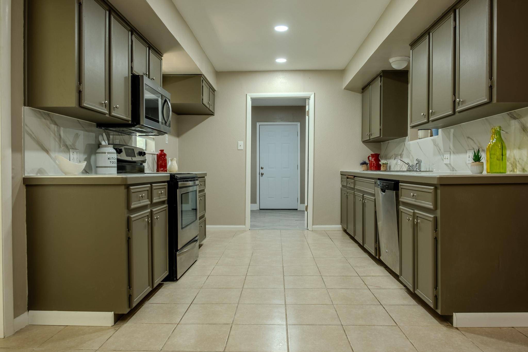 210 LOESCH DR, Elgin, TX 78621