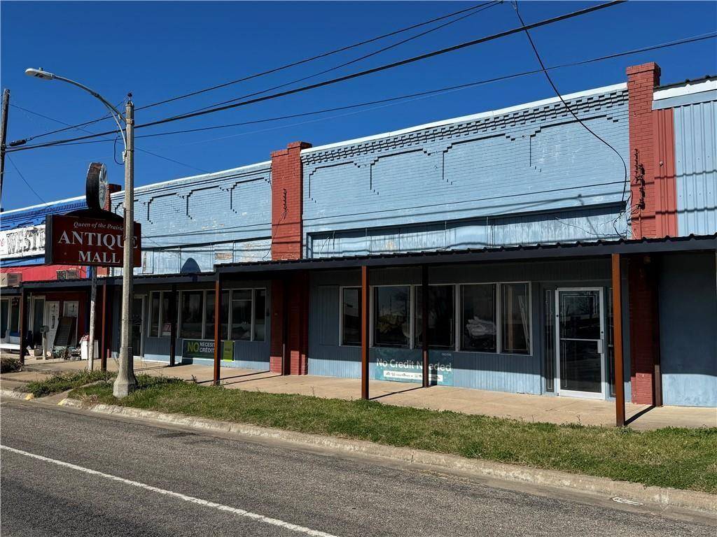 208 E Gassaway Ave, Lott, TX 76656