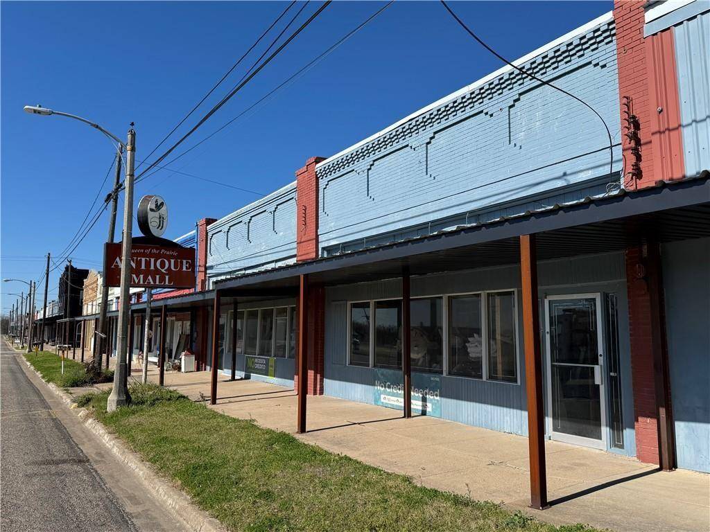 208 E Gassaway Ave, Lott, TX 76656