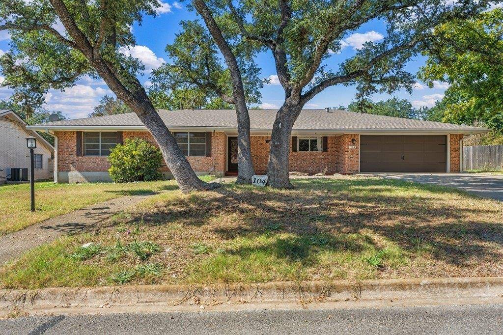 104 Westwood LN, Kerrville, TX 78028