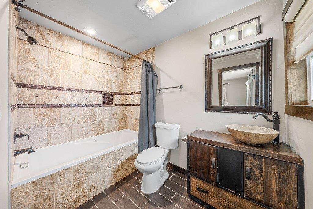 104 Westwood LN, Kerrville, TX 78028