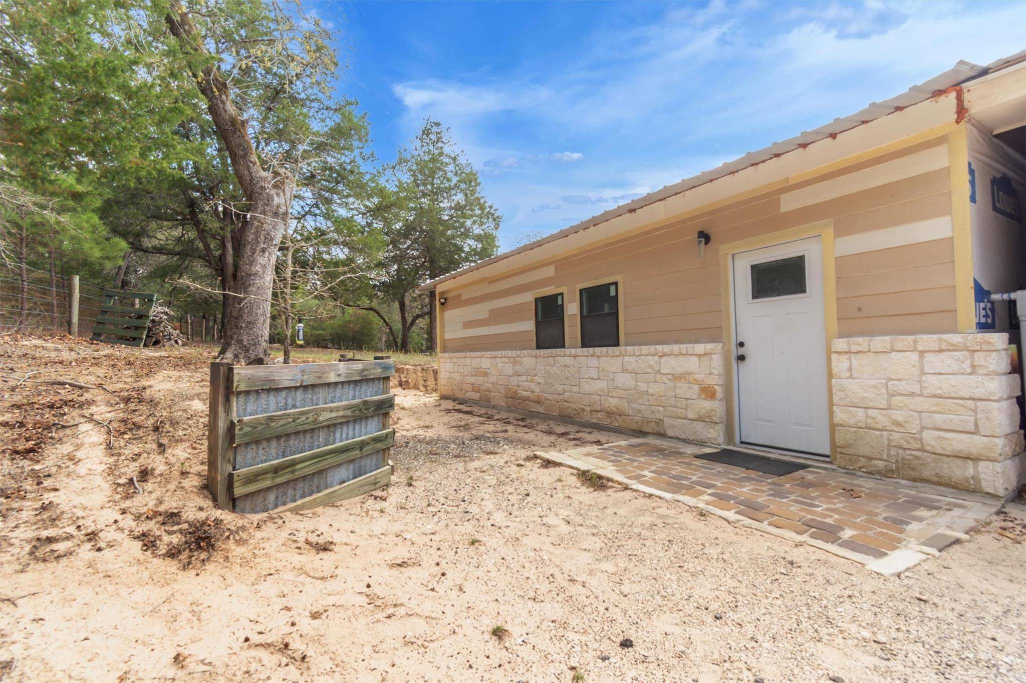 135 Huskey TRL, Paige, TX 78659