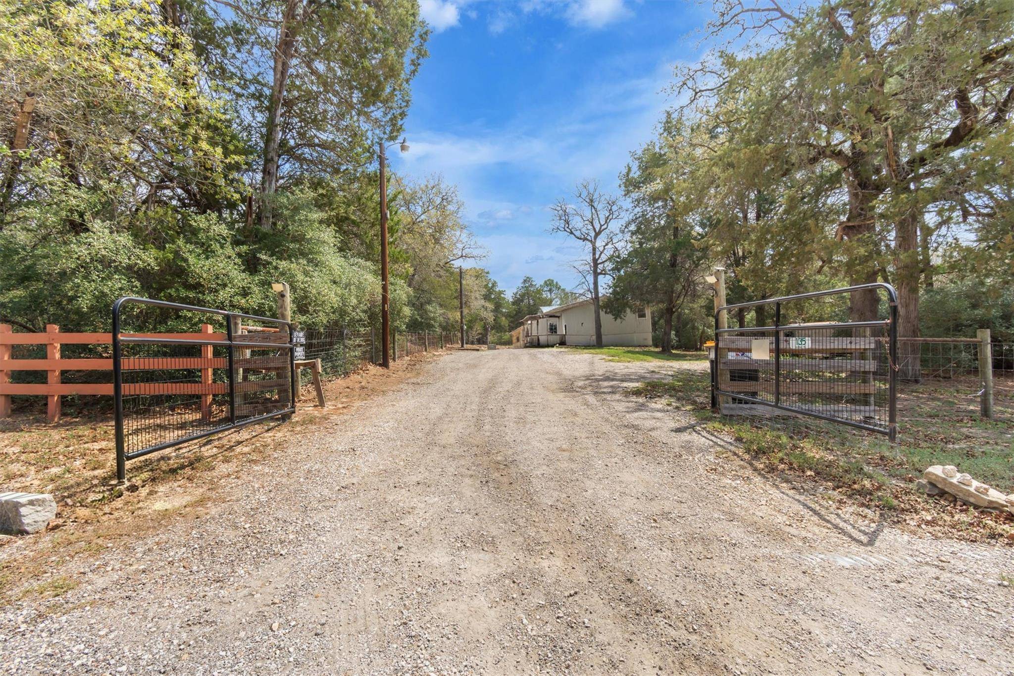 135 Huskey TRL, Paige, TX 78659