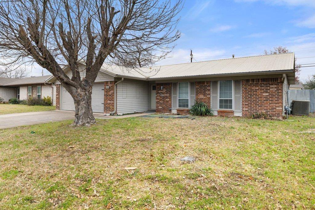 2204 Smith Ave, Taylor, TX 76574