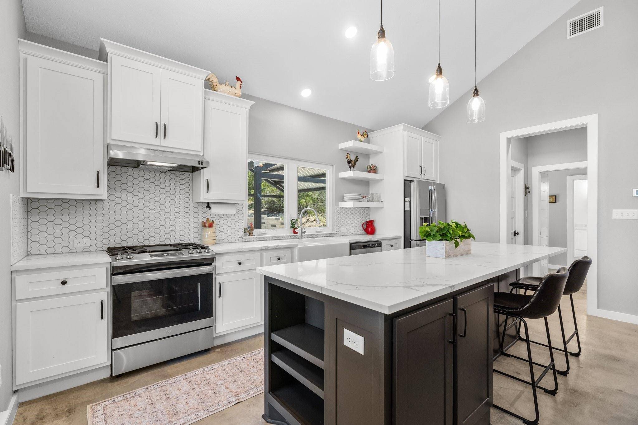 631 Lakeside DR, Wimberley, TX 78676