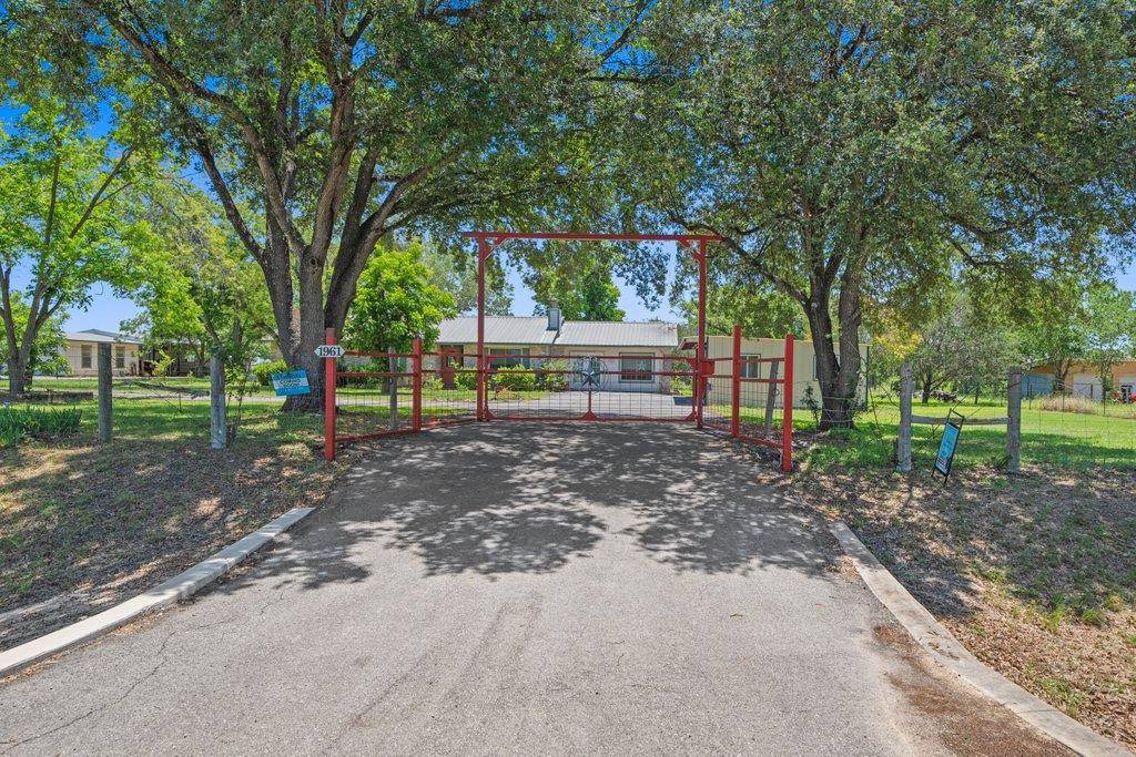 1961 Bolton RD, Marion, TX 78124