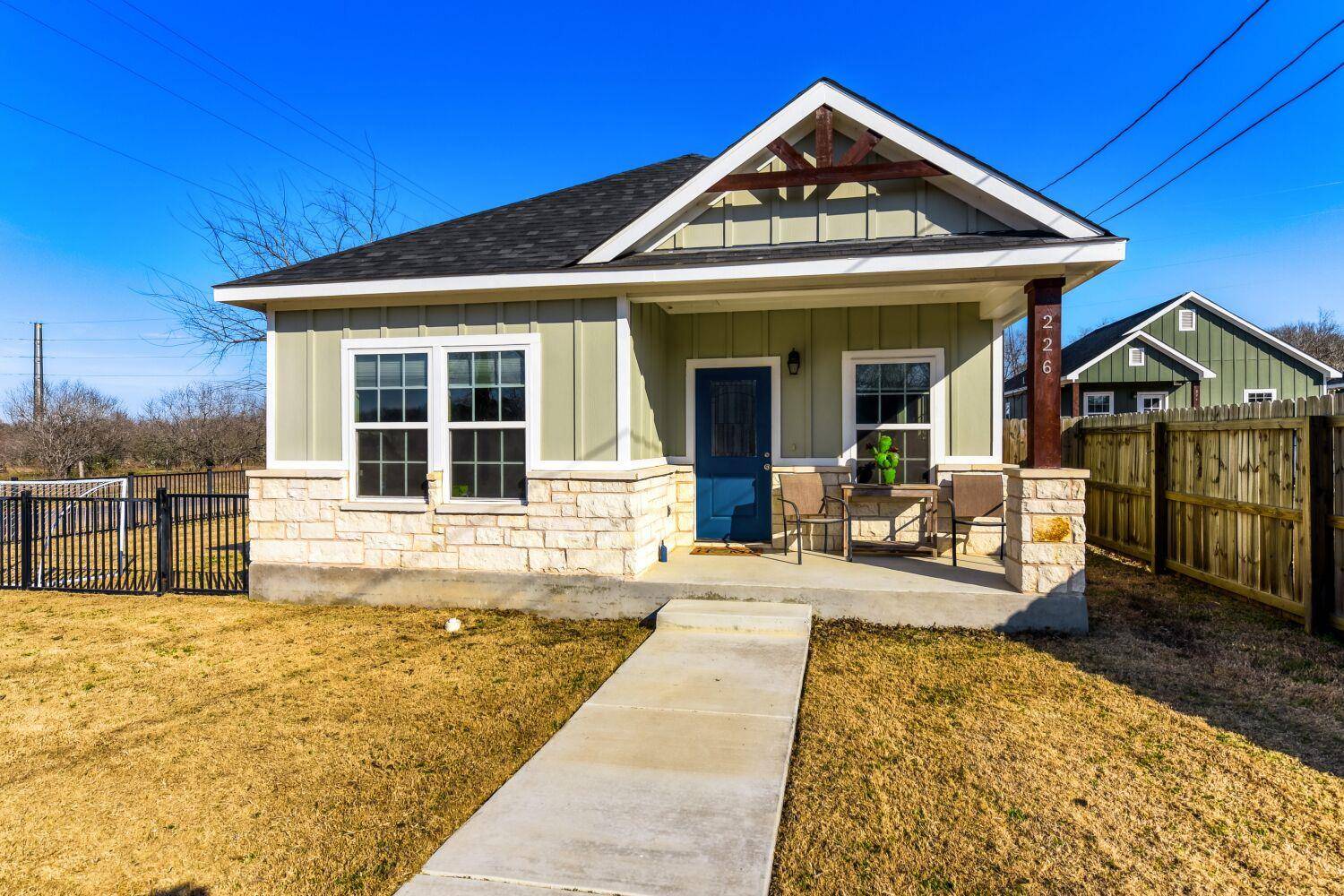 226 Spruce Ave, Luling, TX 78648