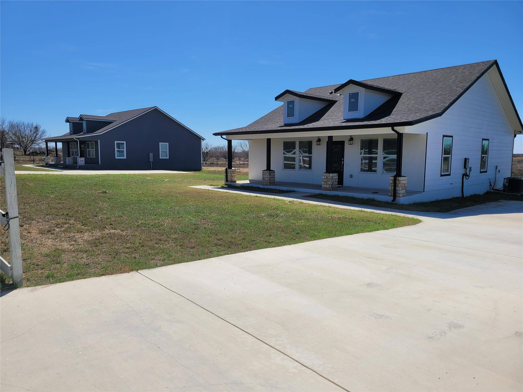577 County Road 422 RD, Stockdale, TX 78160