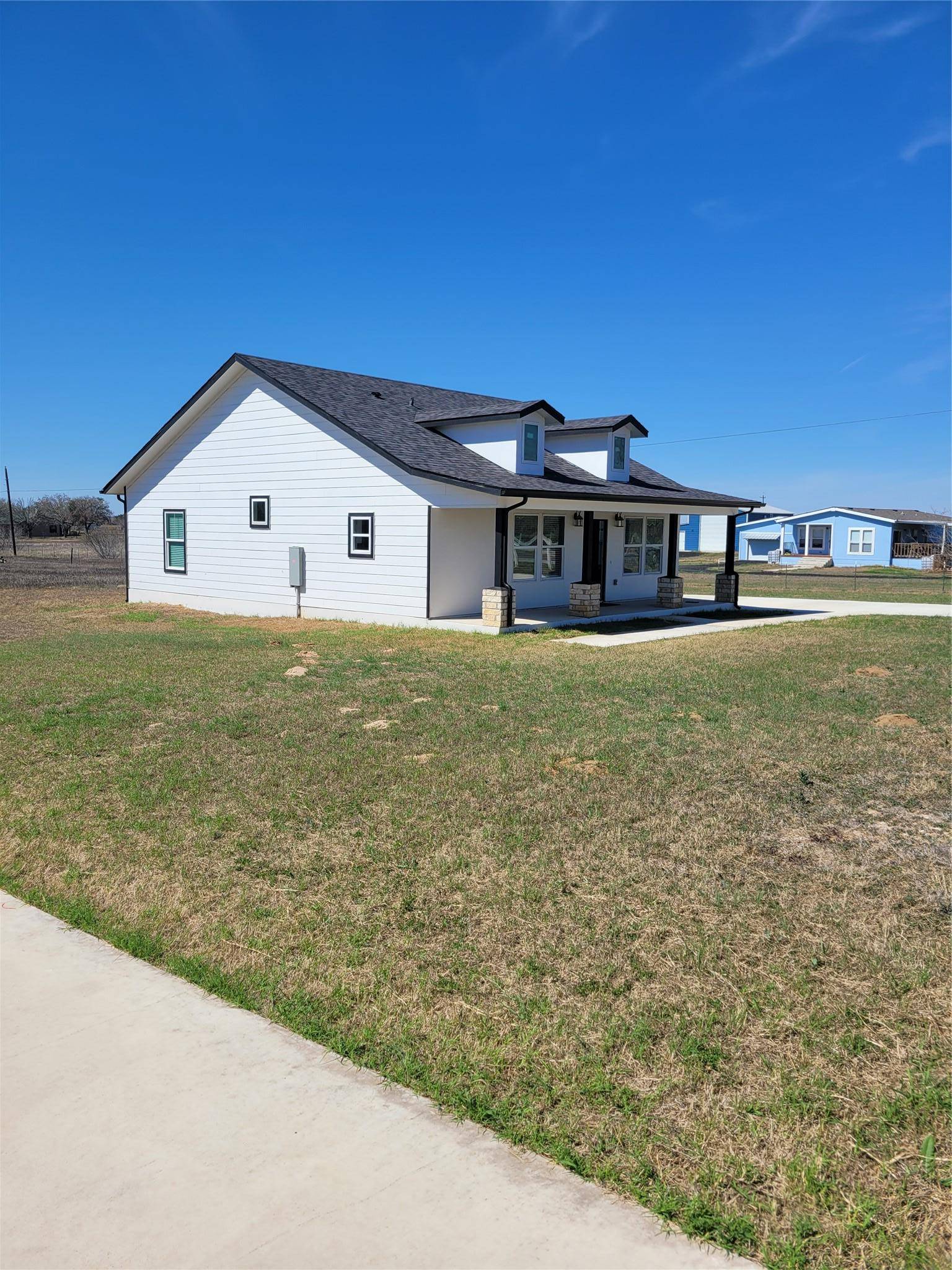 577 County Road 422 RD, Stockdale, TX 78160