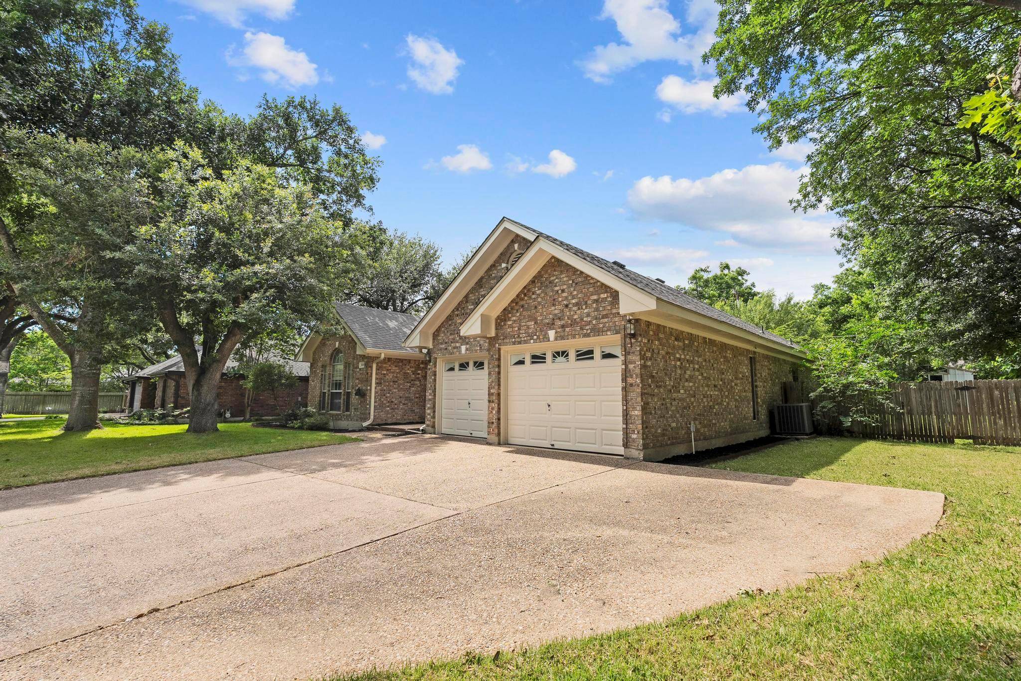 1906 Meadow Ridge DR, Taylor, TX 76574