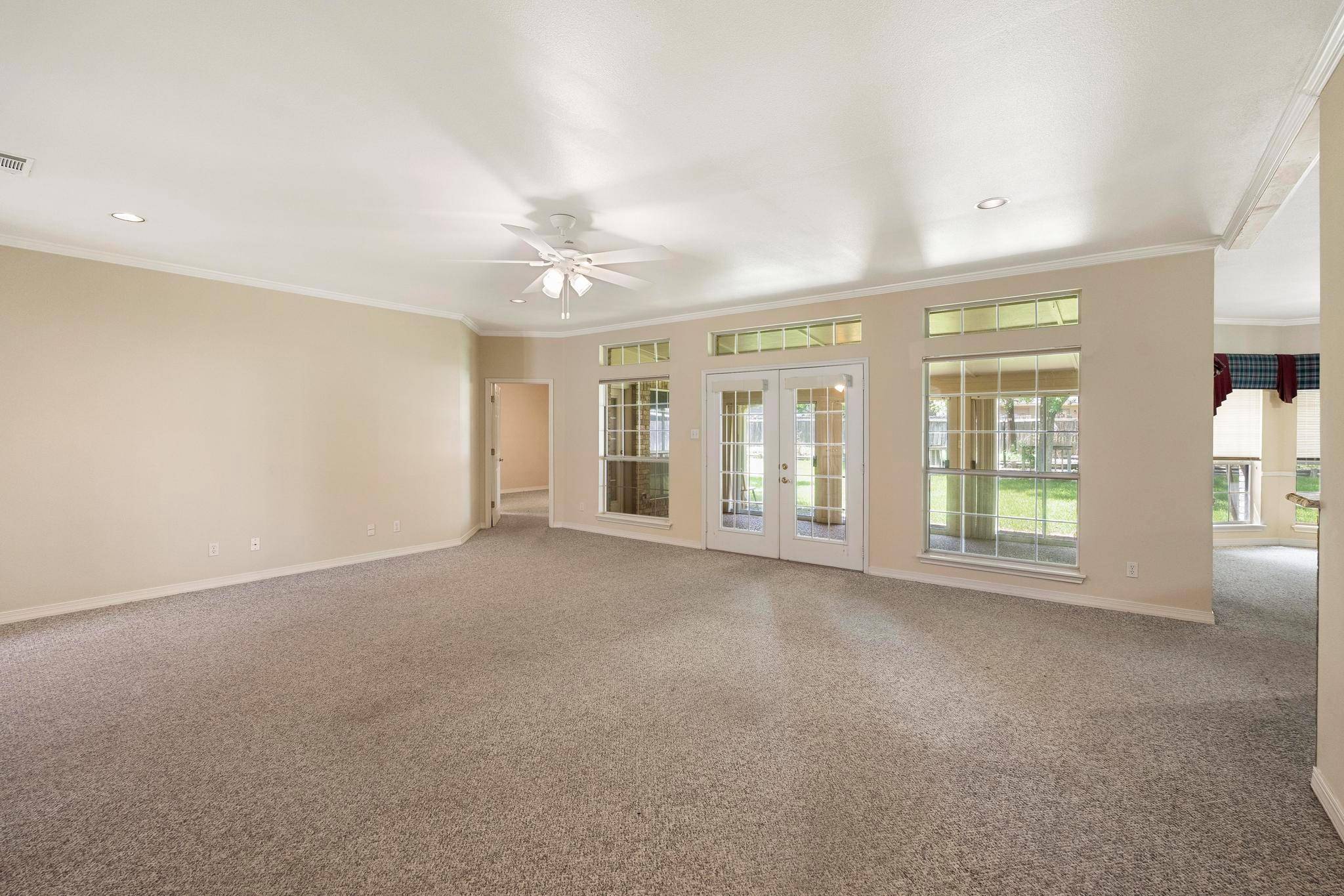 1906 Meadow Ridge DR, Taylor, TX 76574