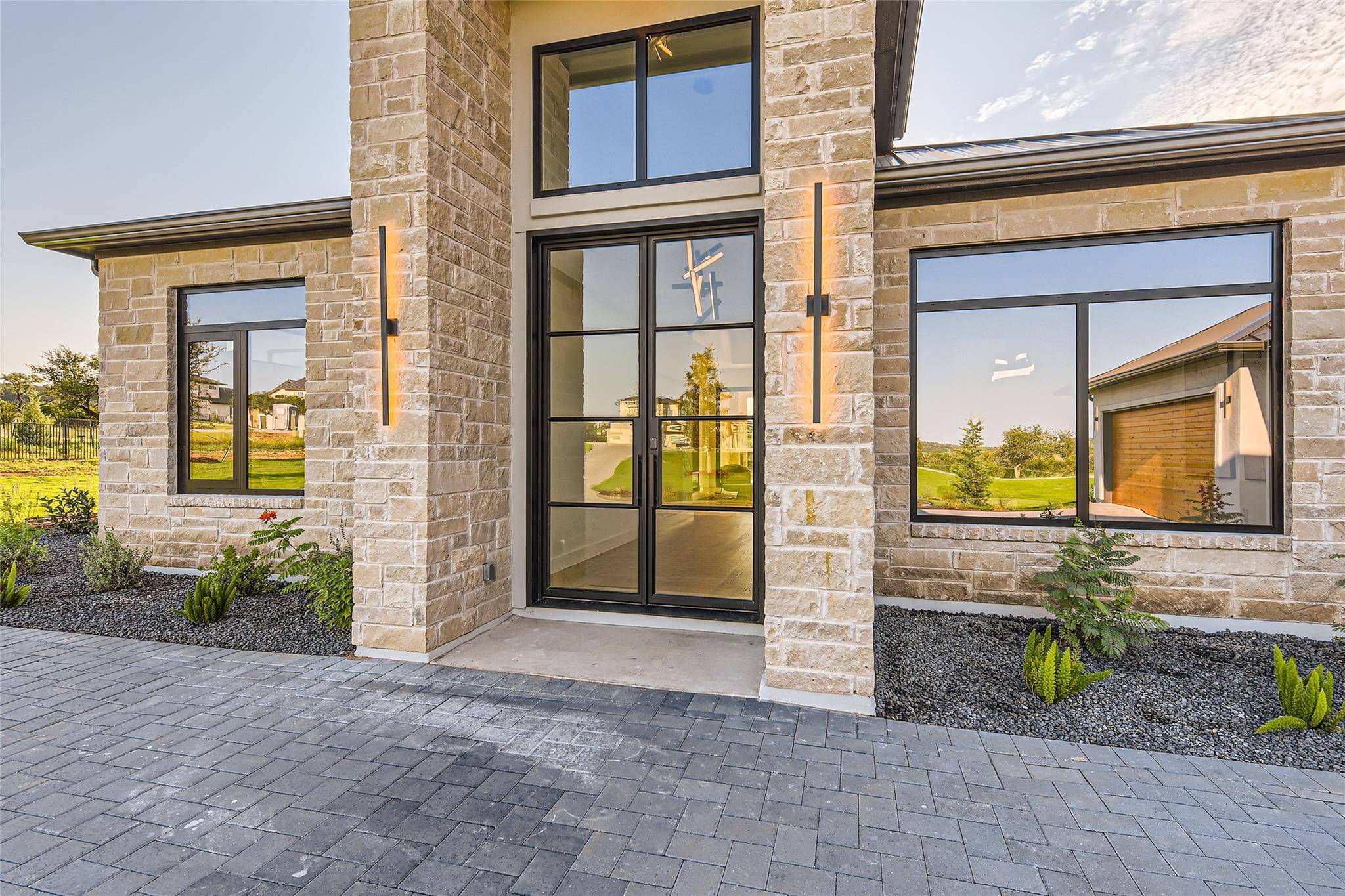 8701 Rollins DR, Austin, TX 78738