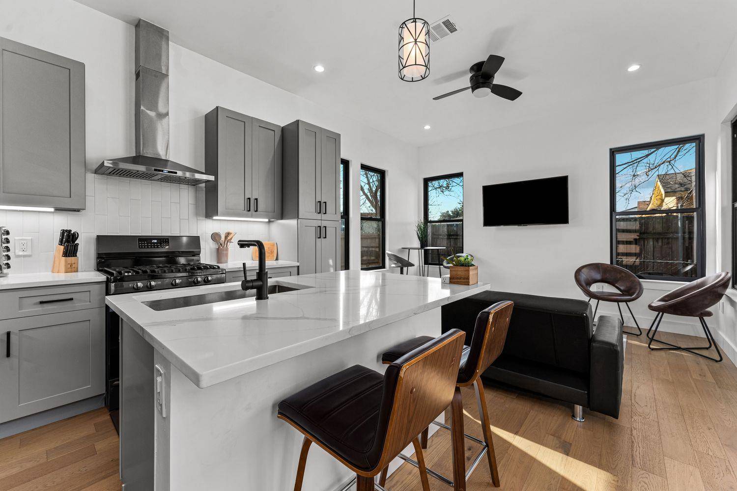 910 Tillery ST #B, Austin, TX 78702