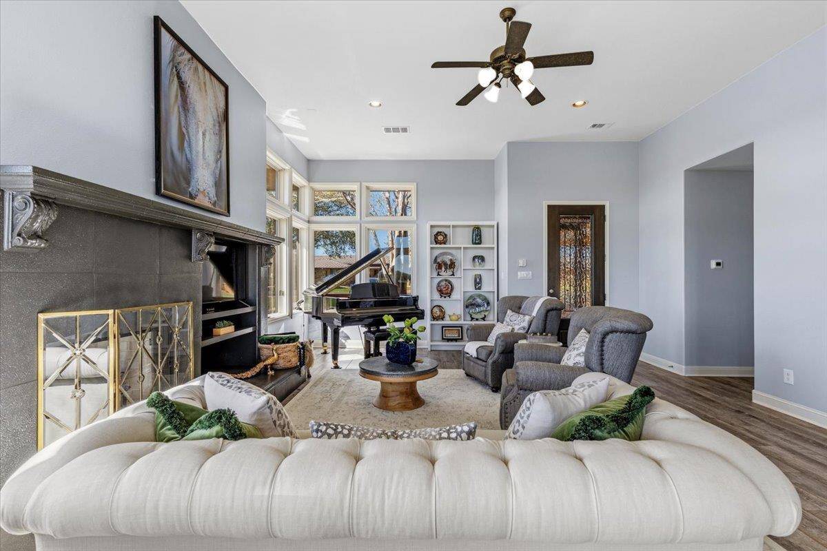 2001 Kahala Sunset DR, Spicewood, TX 78669