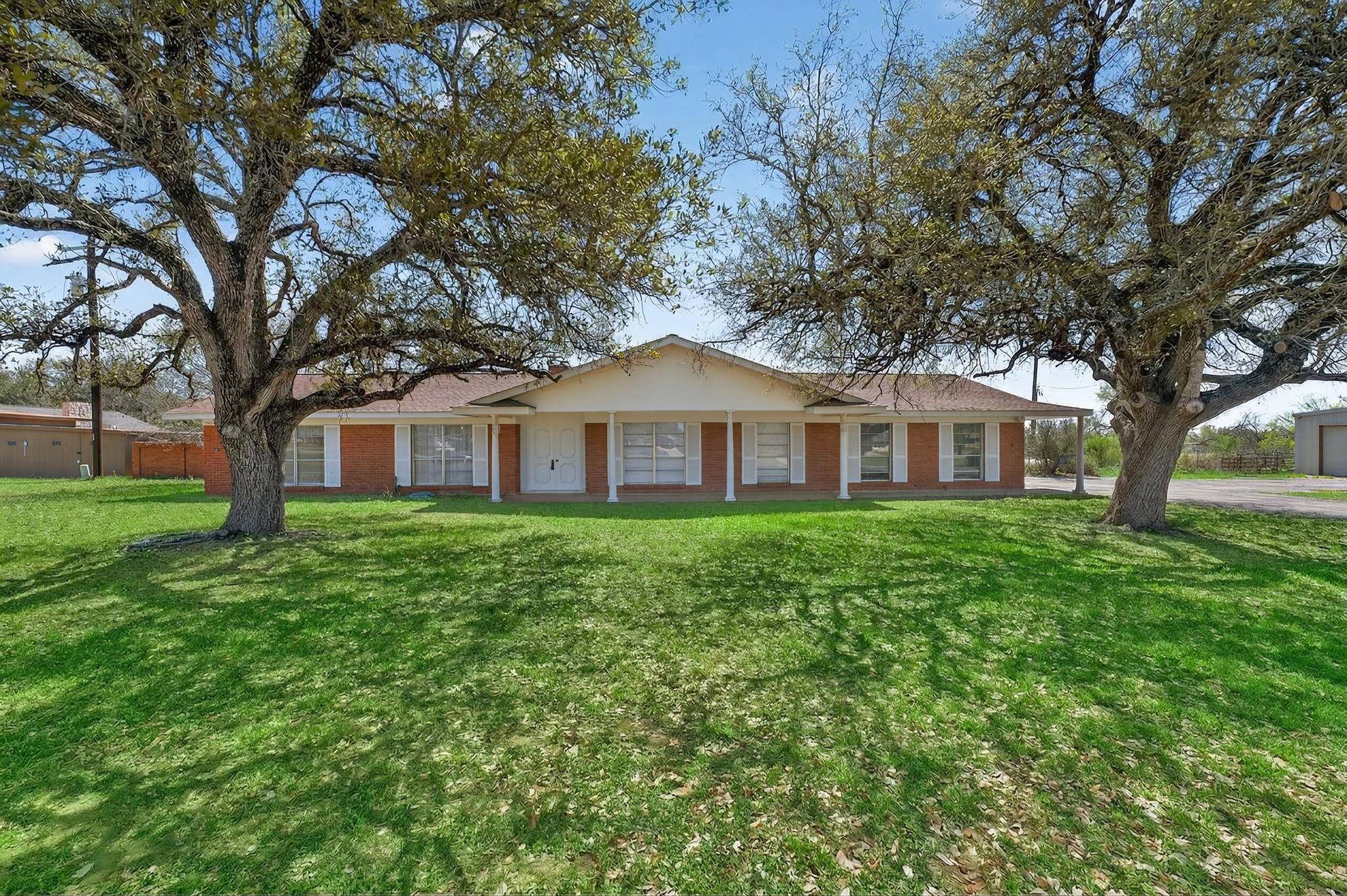 514 Hospital BLVD, Floresville, TX 78114