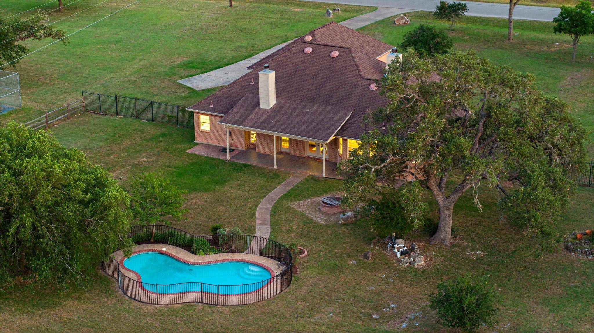 320 Woodland Oaks TRL, Buda, TX 78610