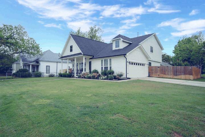 1215 Davis ST, Taylor, TX 76574