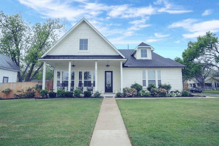 1215 Davis ST, Taylor, TX 76574