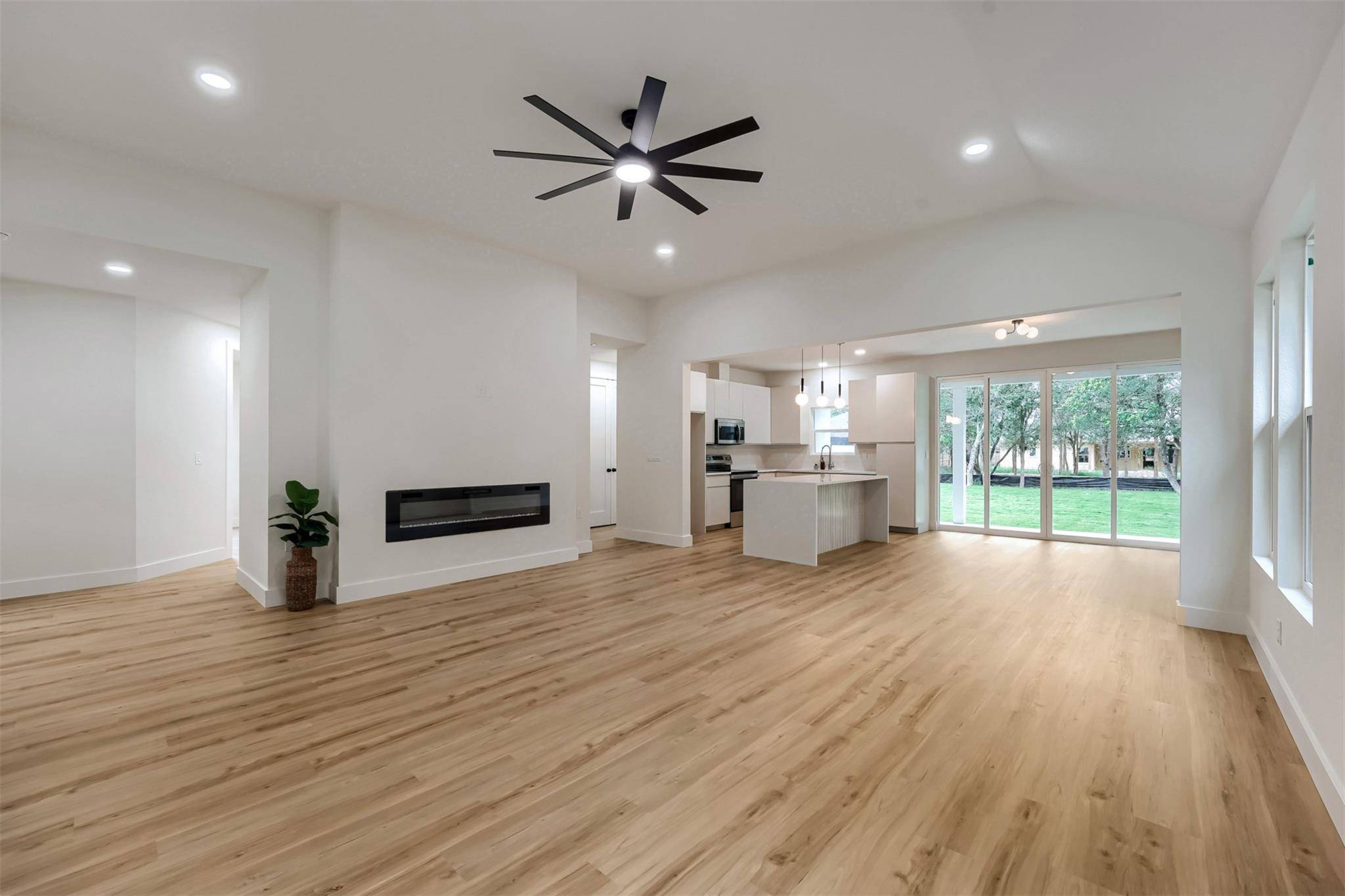 137 E Pauwela LN, Bastrop, TX 78602