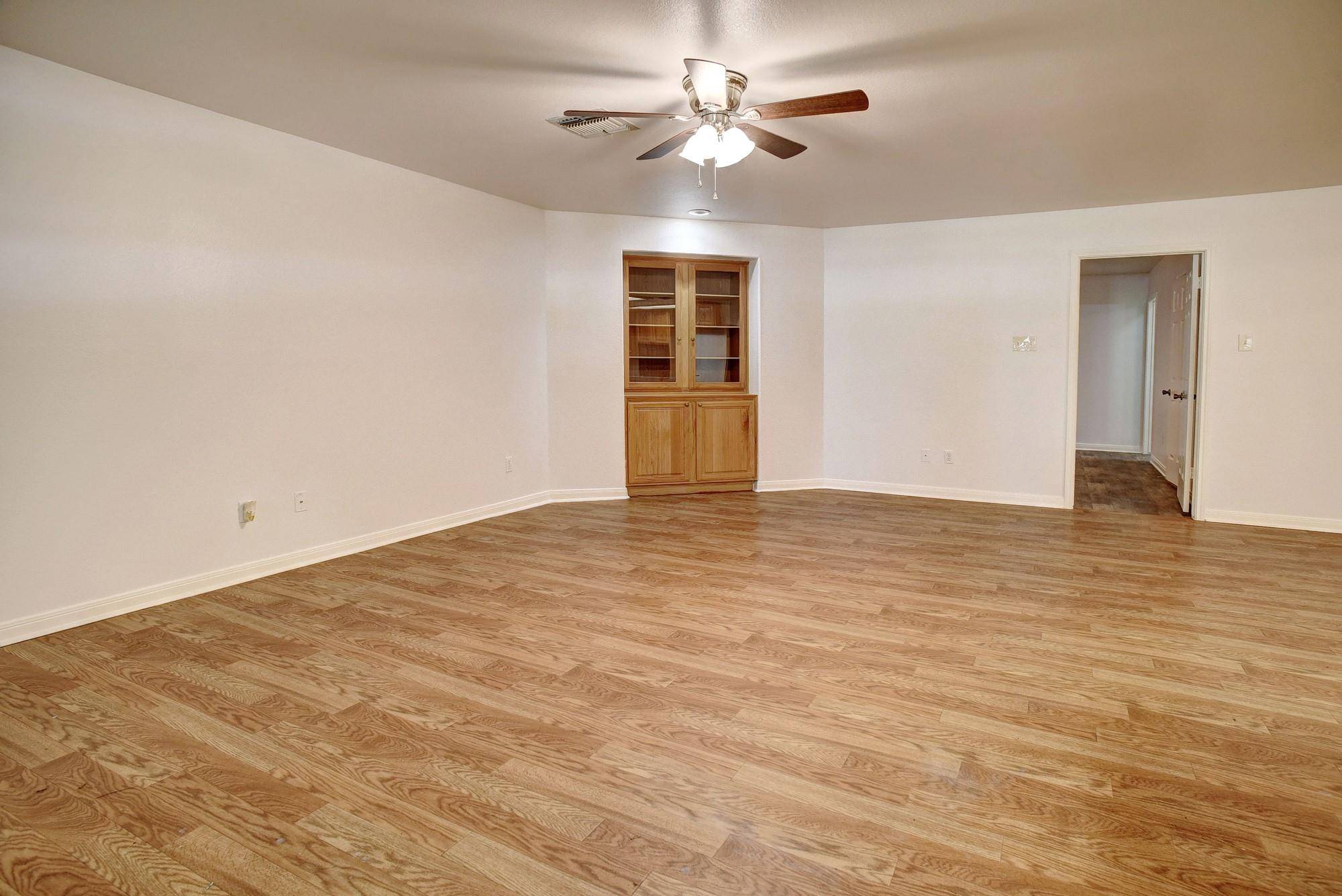 504 Leah LN, Smithville, TX 78957