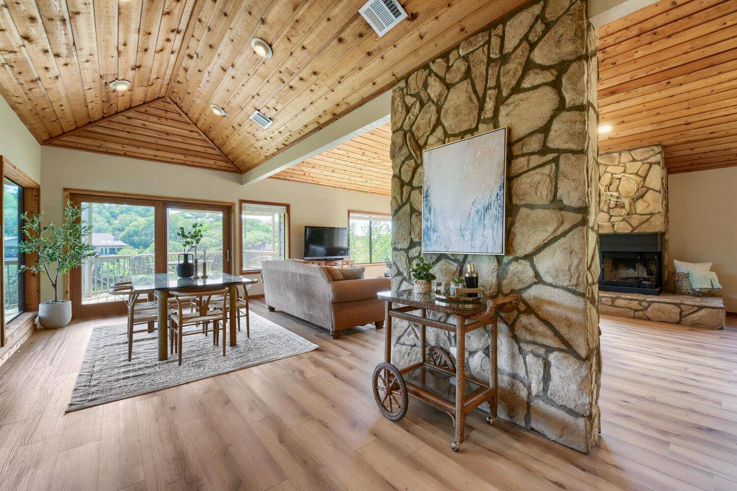 509 Coventry RD, Spicewood, TX 78669