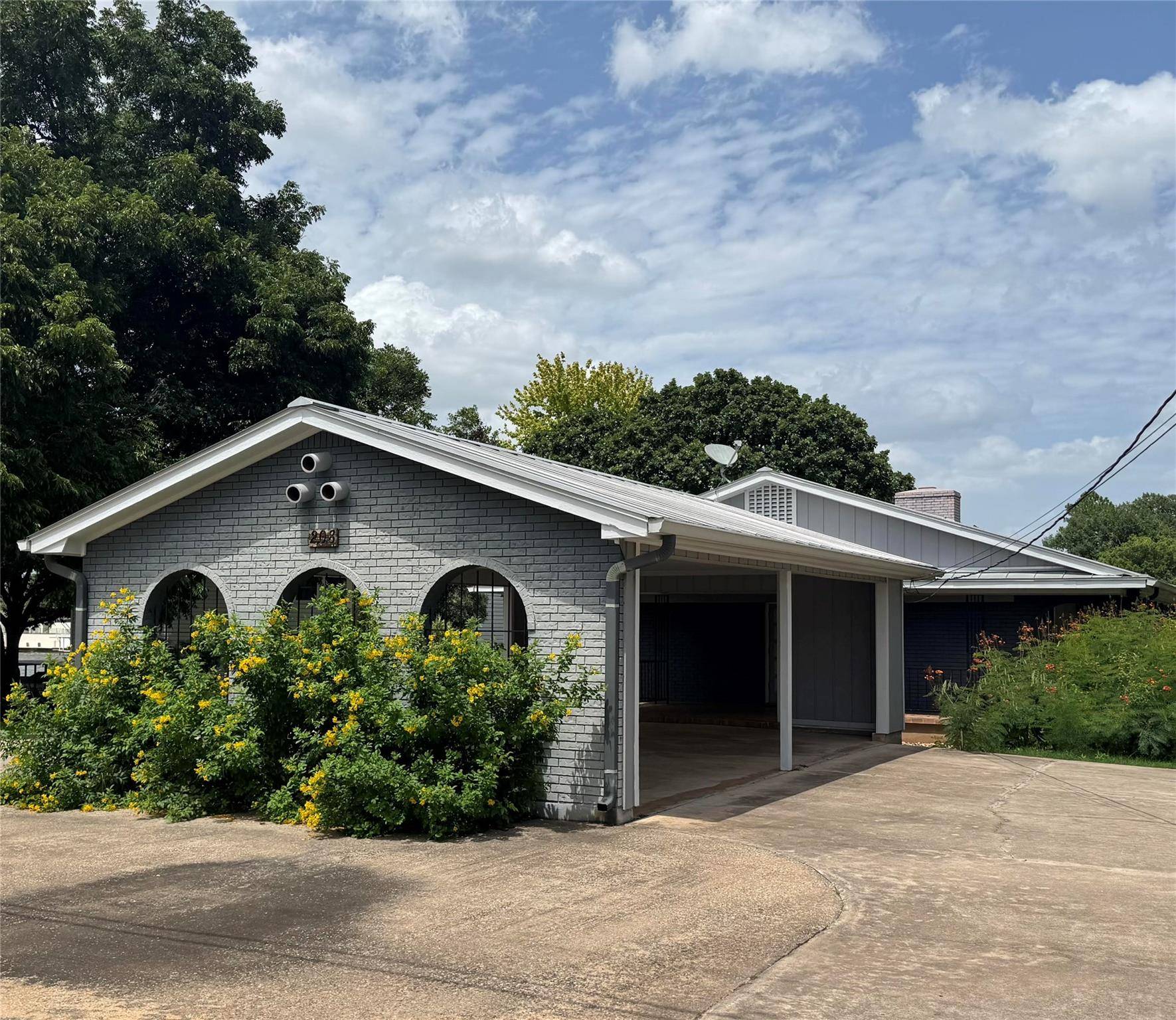 208 Riverside DR, Kingsland, TX 78639