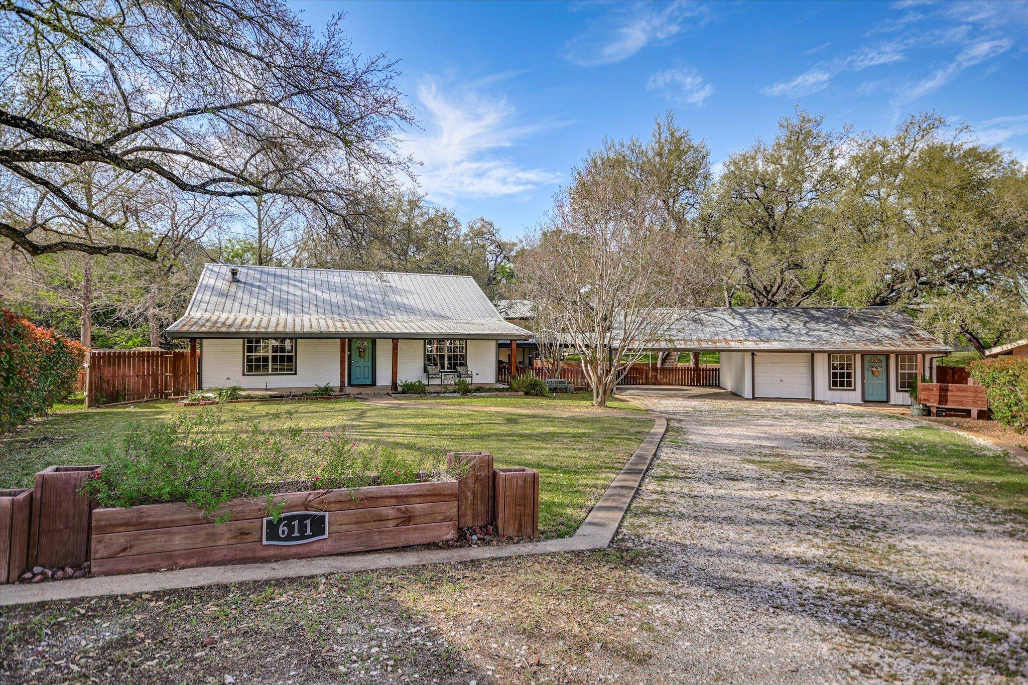 611 Thurman CIR, Kingsland, TX 78639
