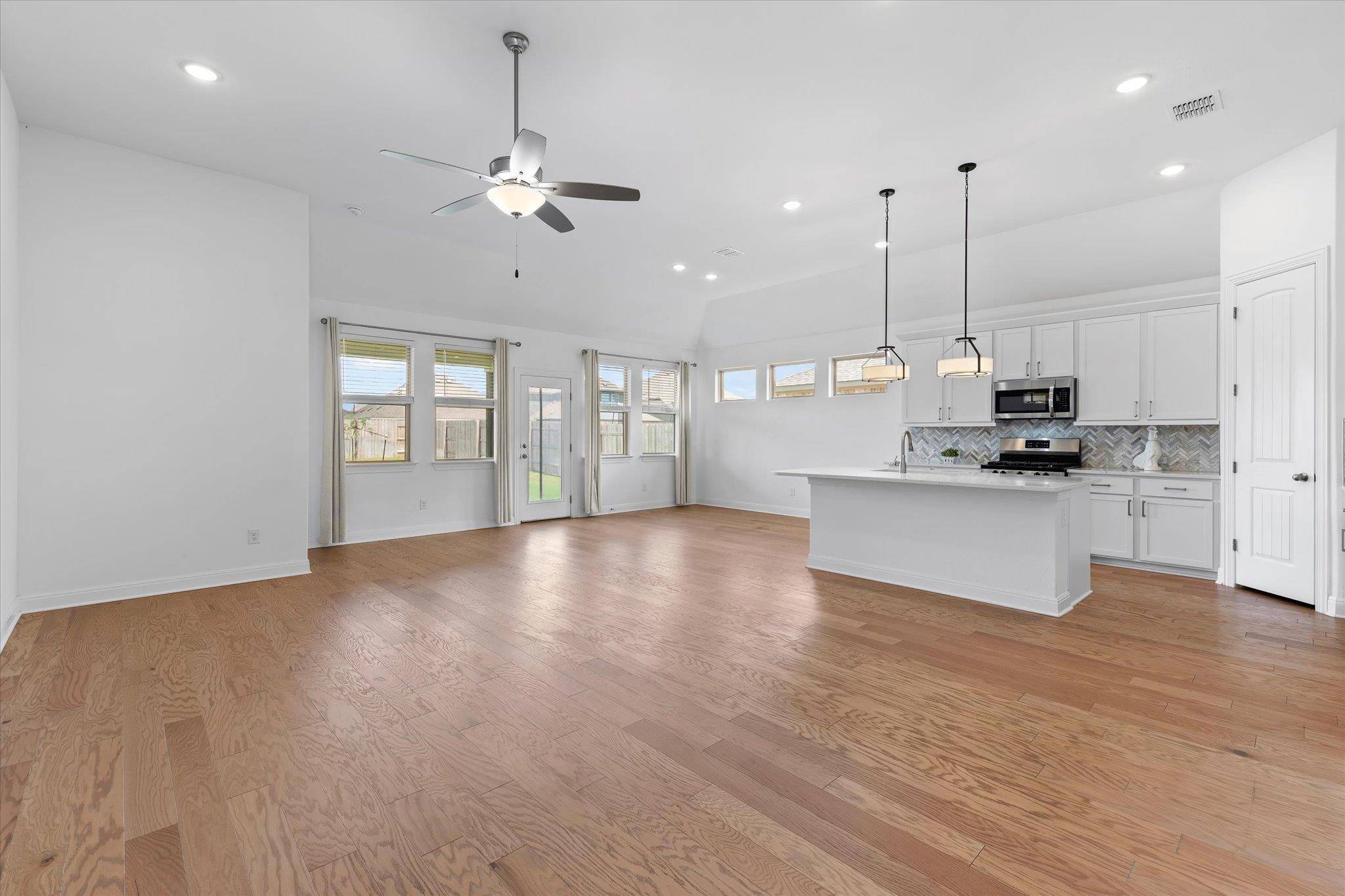 121 Shagbark TRL, Bastrop, TX 78602
