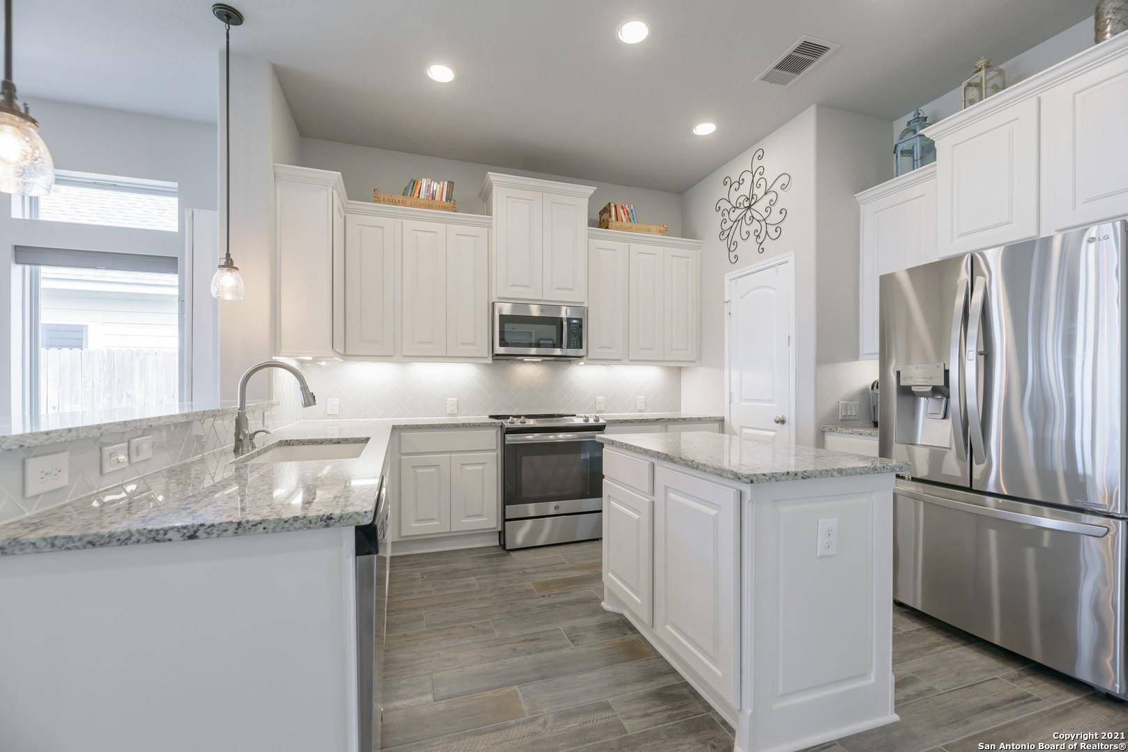 2032 Glen Hollow HOLW, Seguin, TX 78155