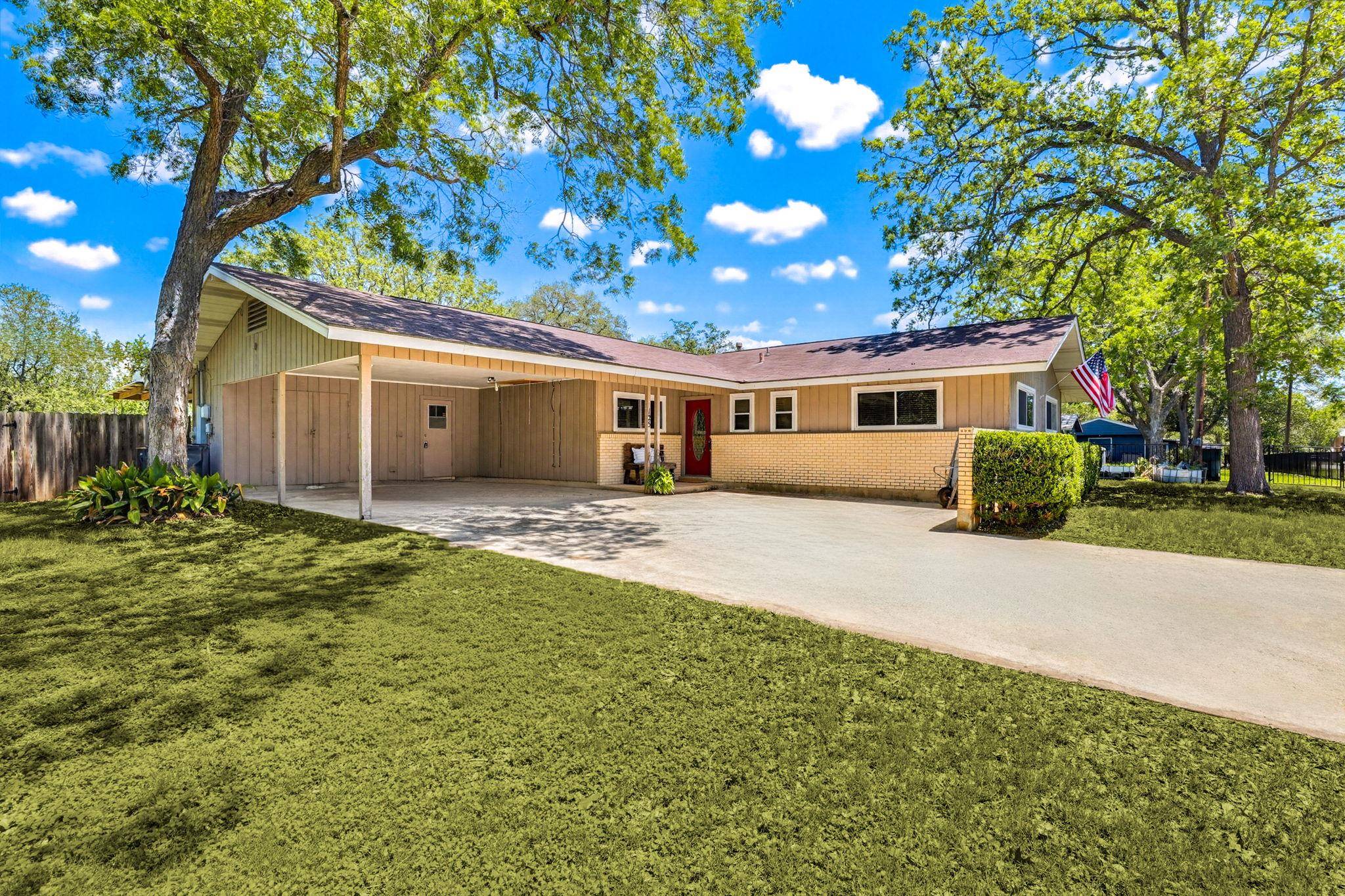 125 Glendale ST, Luling, TX 78648