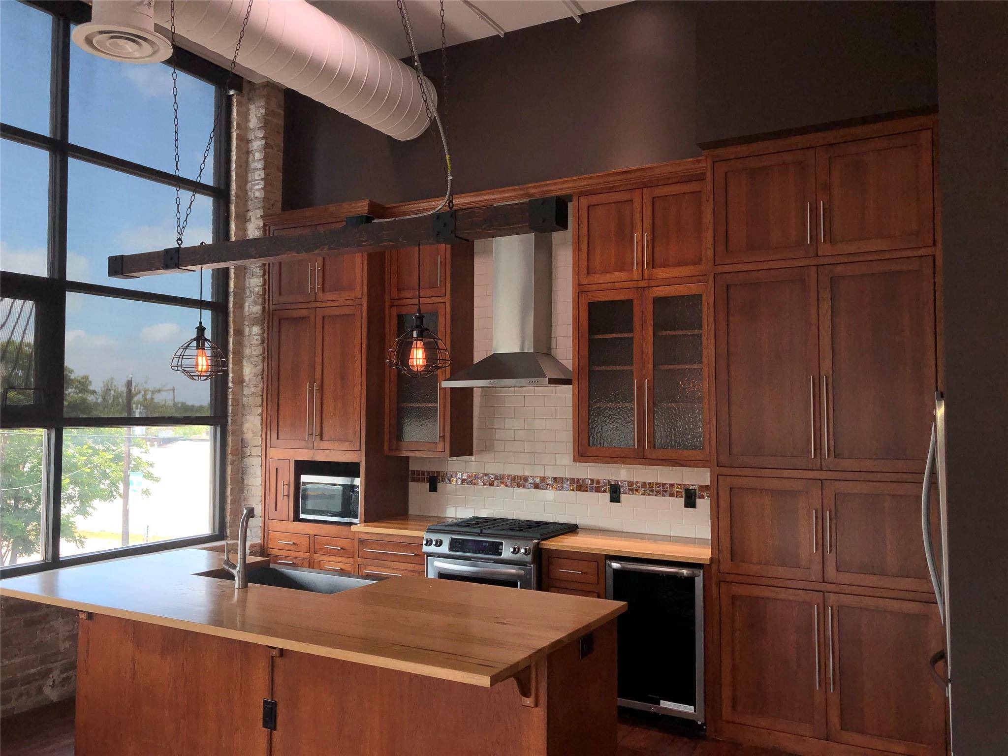 110 W 2nd ST #Loft B, Taylor, TX 76574