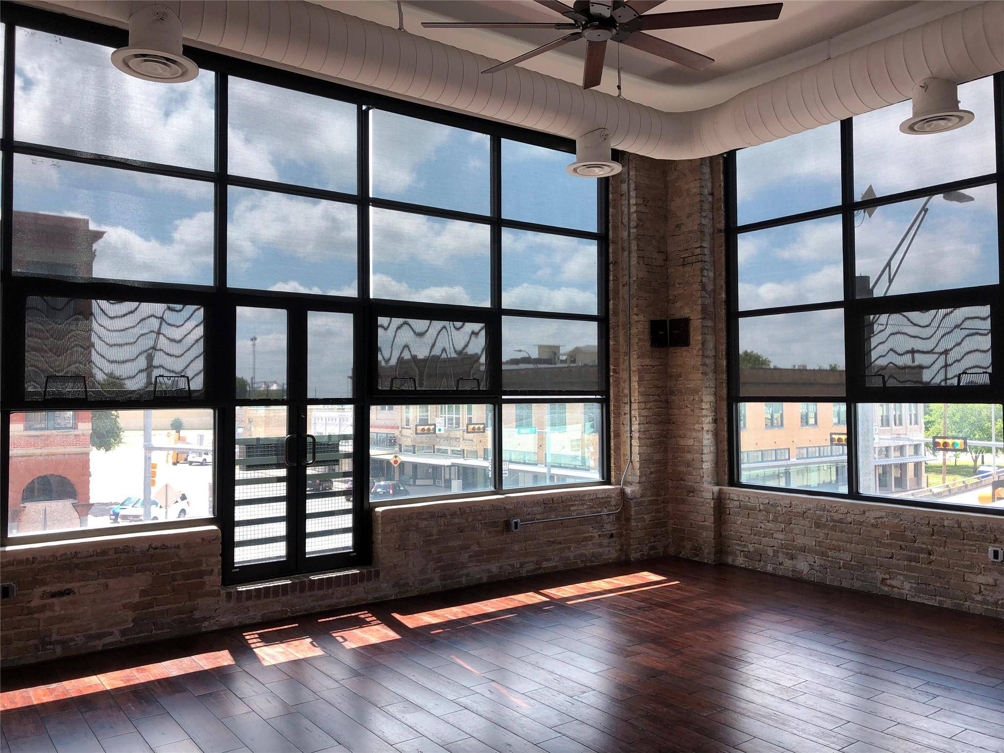 110 W 2nd ST #Loft B, Taylor, TX 76574