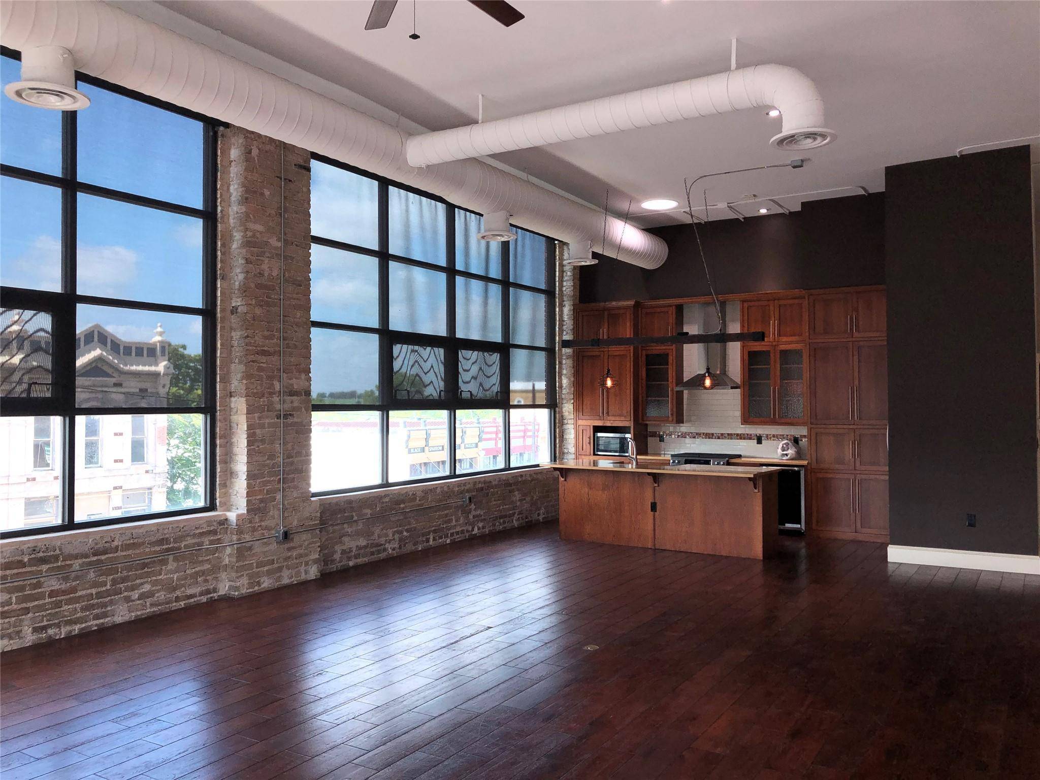 110 W 2nd ST #Loft B, Taylor, TX 76574