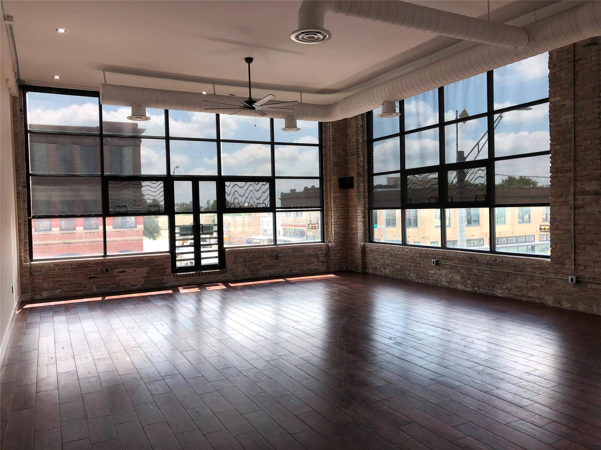 110 W 2nd ST #Loft B, Taylor, TX 76574