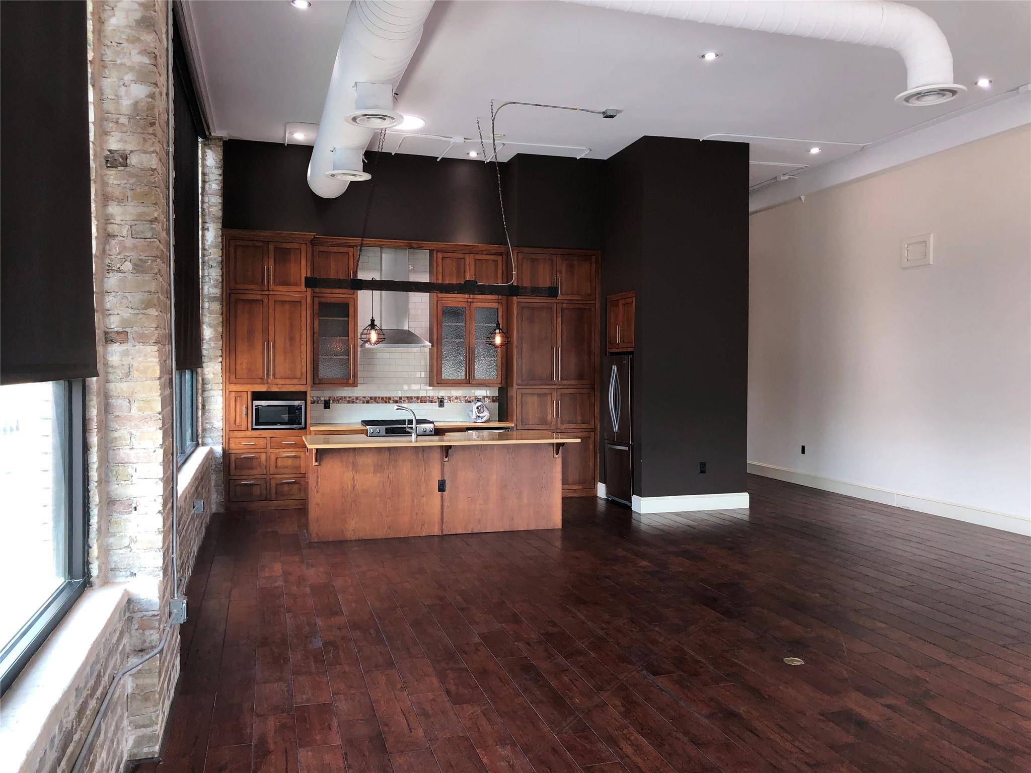 110 W 2nd ST #Loft B, Taylor, TX 76574