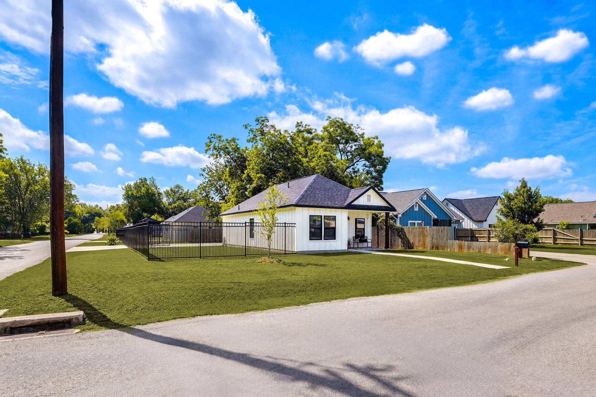 303 Pine Ave, Luling, TX 78648