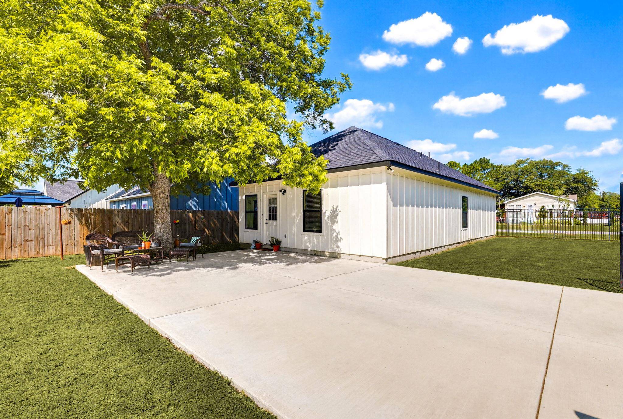 303 Pine Ave, Luling, TX 78648