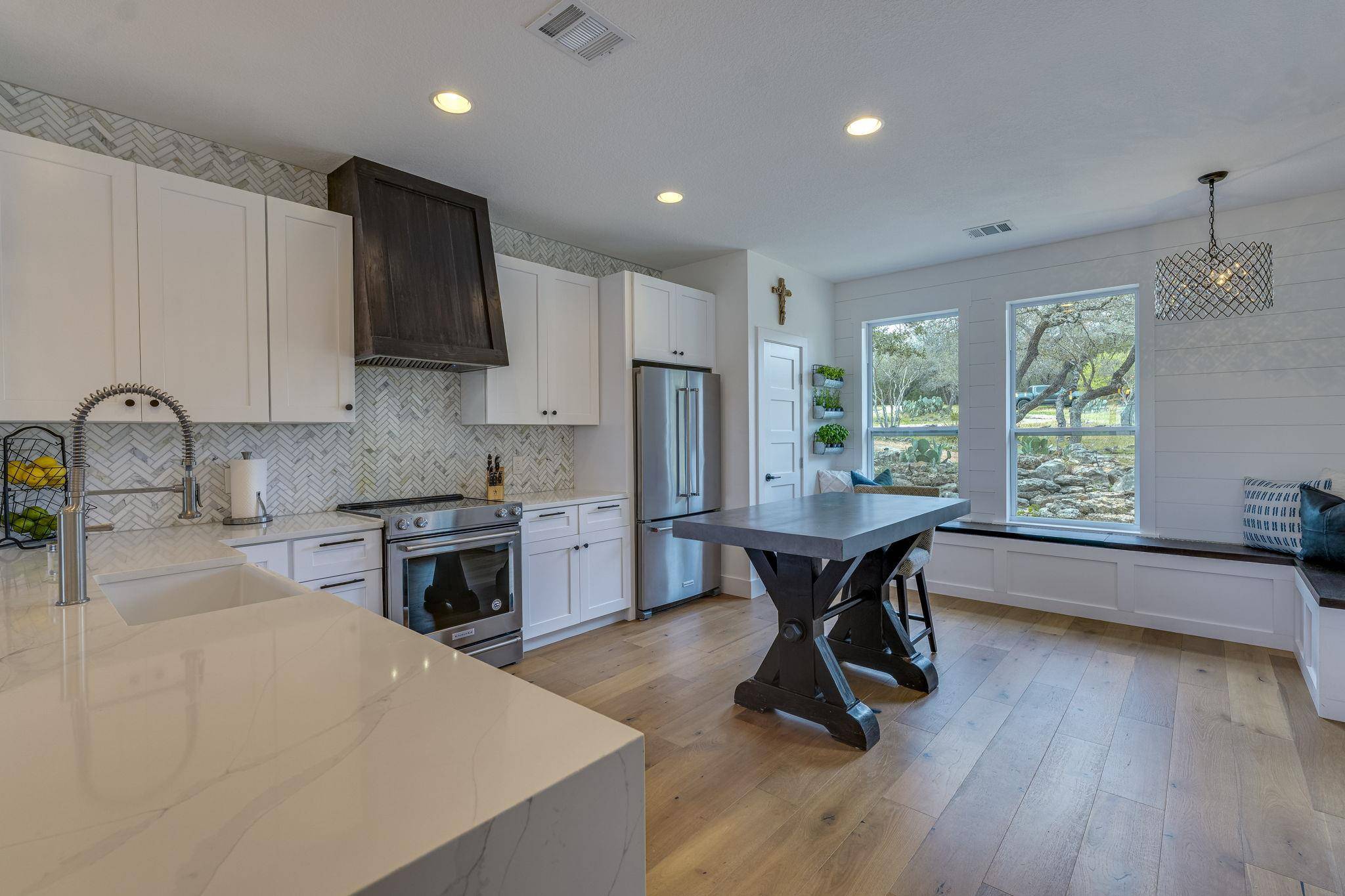 24236 Spur TRL, Spicewood, TX 78620